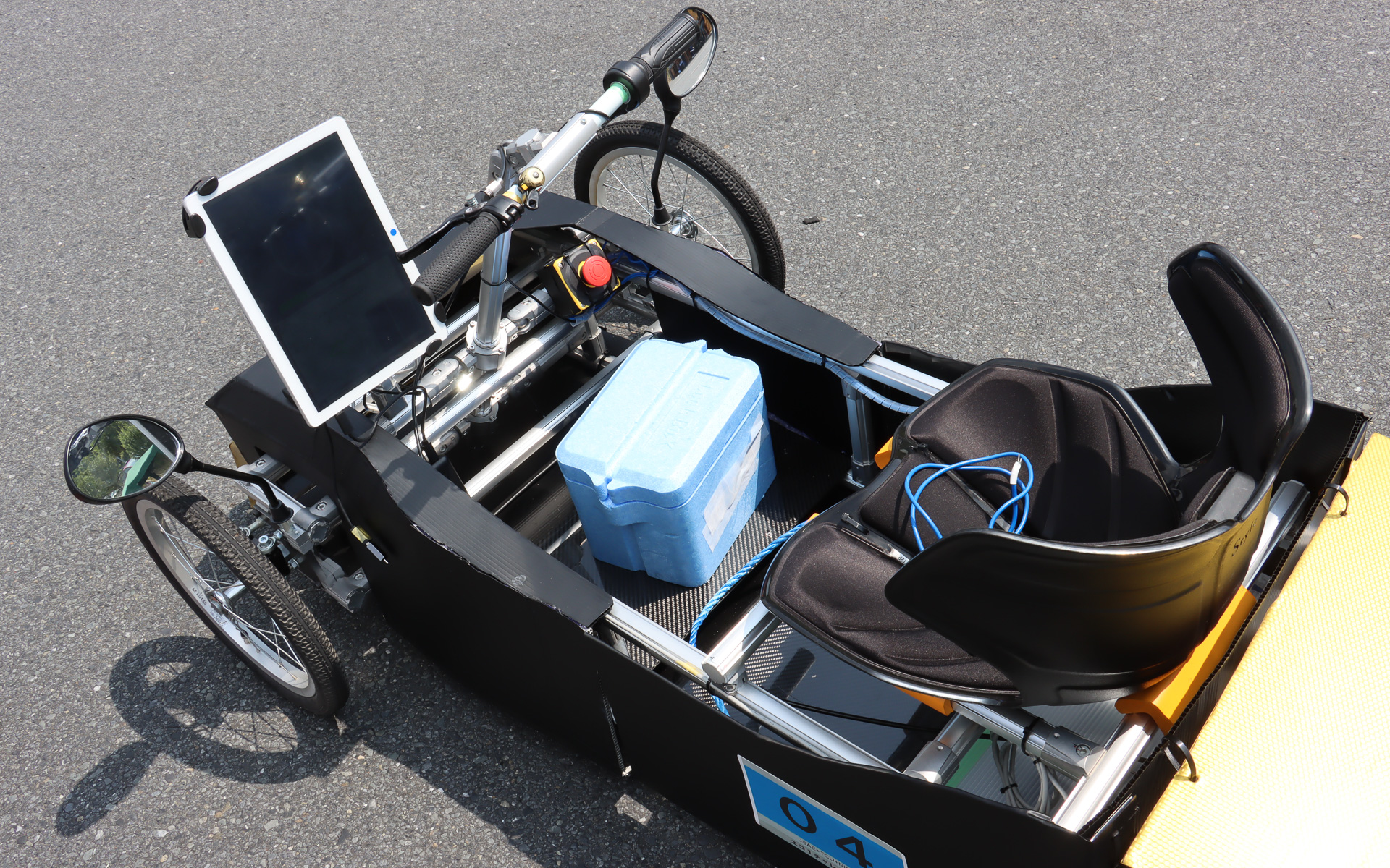 車内では「GT-R」にも使われるCFRP（炭素繊維強化プラスチック）パネルを装備