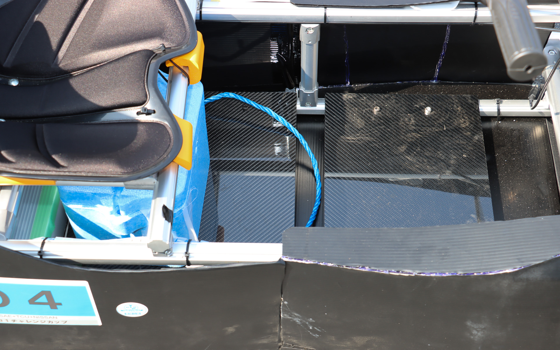 車内では「GT-R」にも使われるCFRP（炭素繊維強化プラスチック）パネルを装備