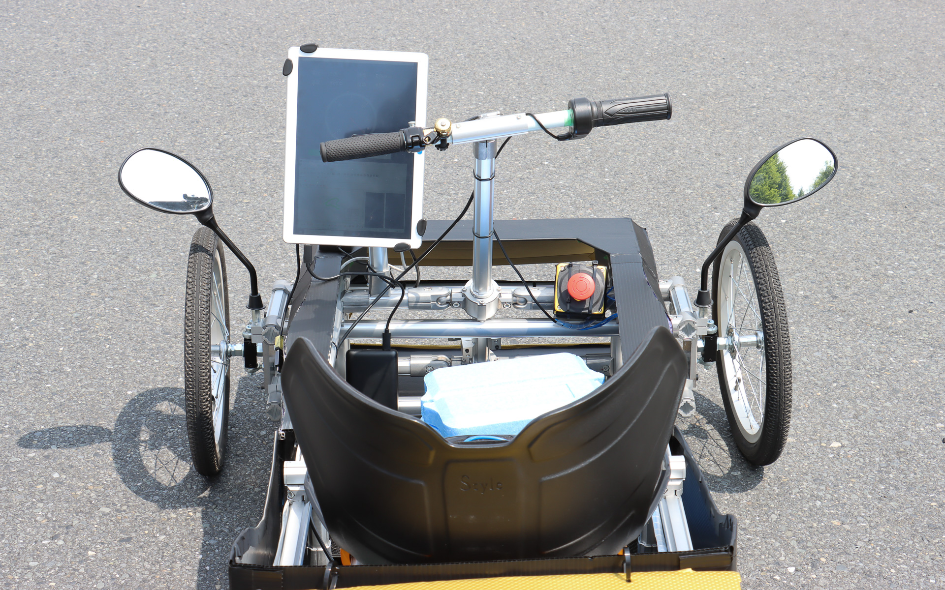 Windowsタブレットをデジタルメーターとして装着。走行状況をメーター表示するほか、走行データも記録可能。右前方にキルスイッチを備える