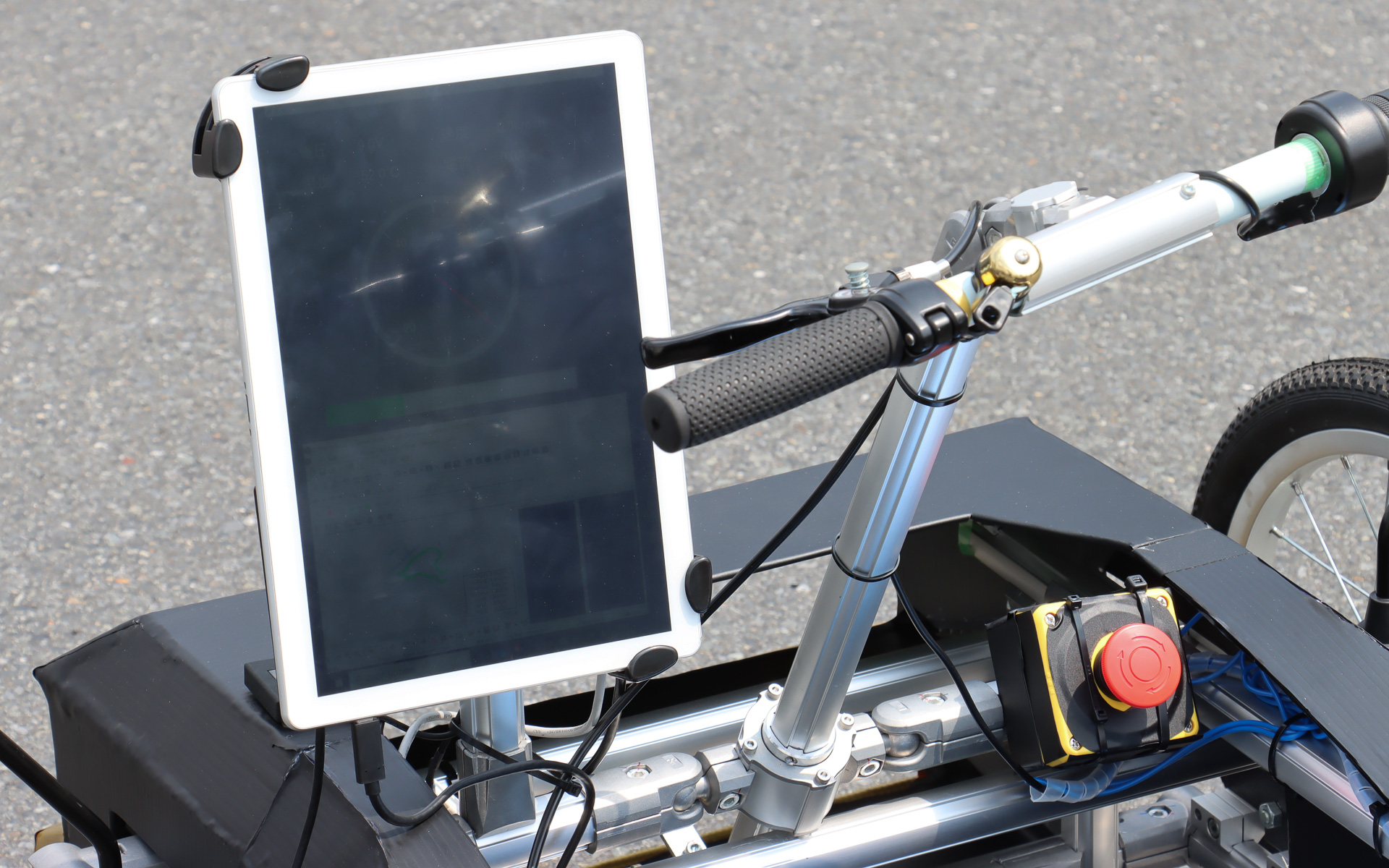 Windowsタブレットをデジタルメーターとして装着。走行状況をメーター表示するほか、走行データも記録可能。右前方にキルスイッチを備える