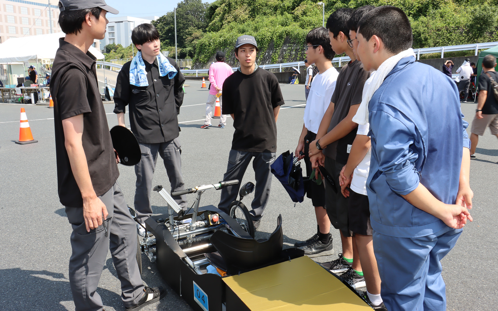 パドックに足を運んだ学生たちに自分たちのマシンについて解説するシーンもあった