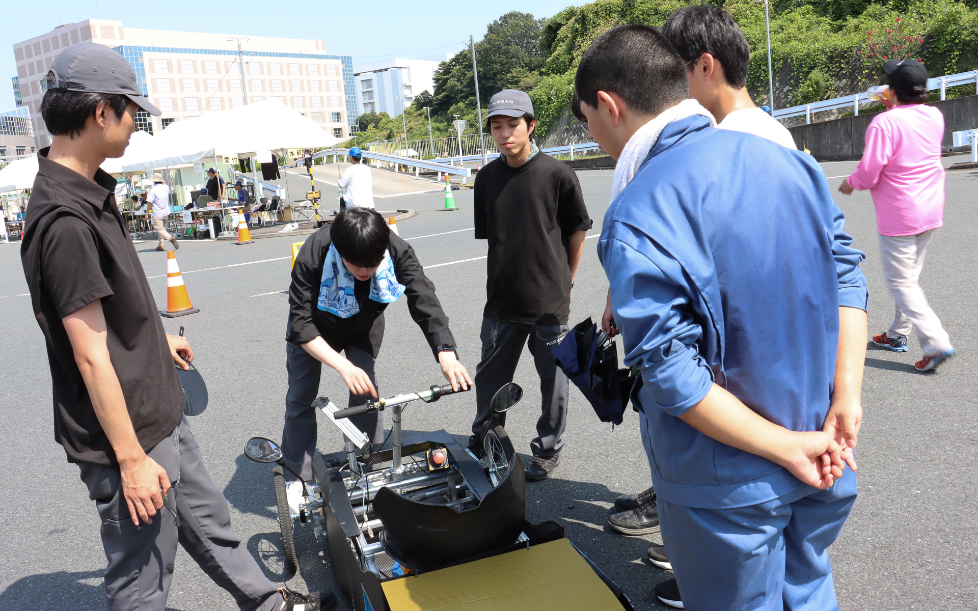パドックに足を運んだ学生たちに自分たちのマシンについて解説するシーンもあった