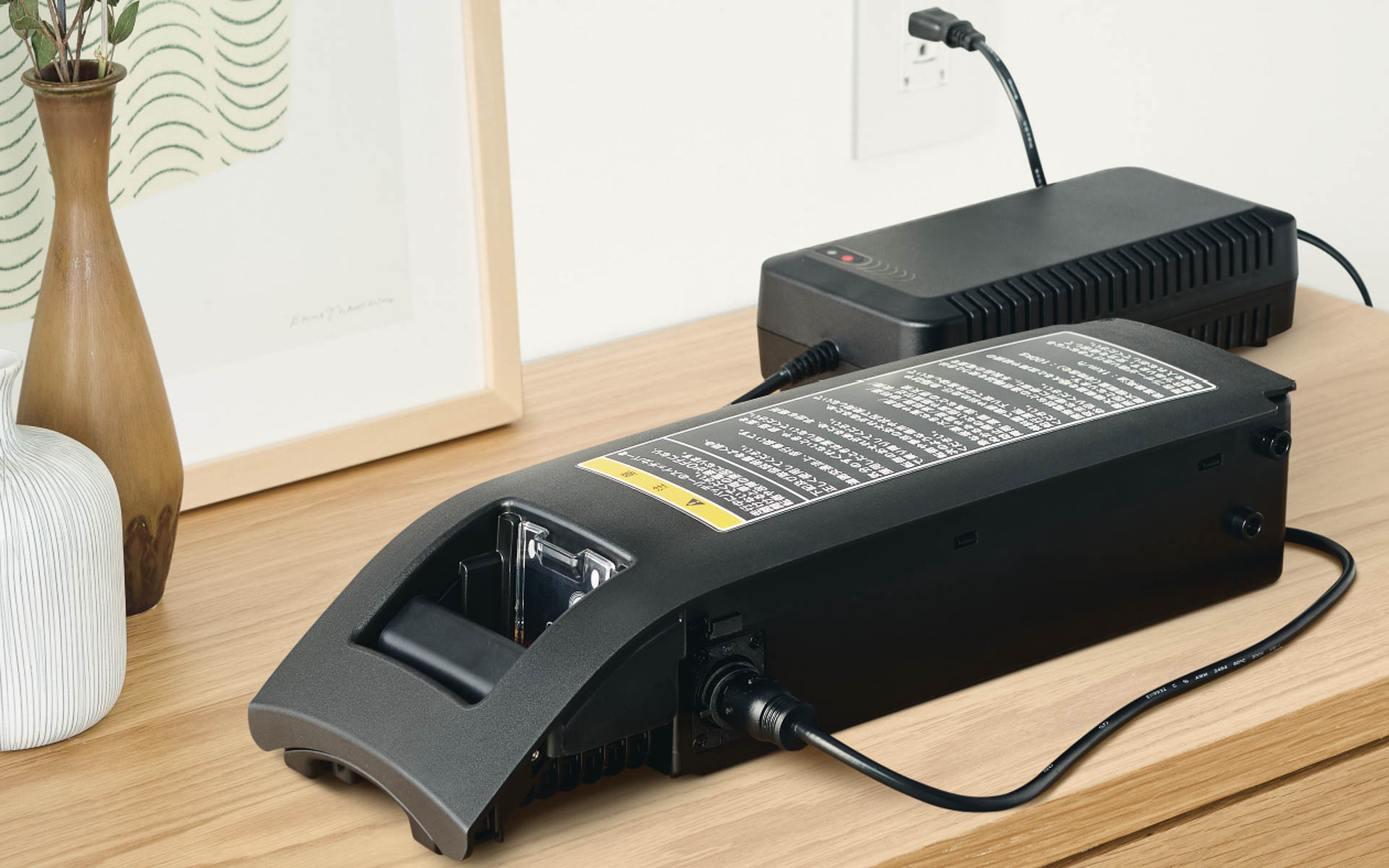 着脱可能なバッテリは付属の専用充電器（AC100V）に接続し、家庭用コンセントで約2.5時間で充電可能