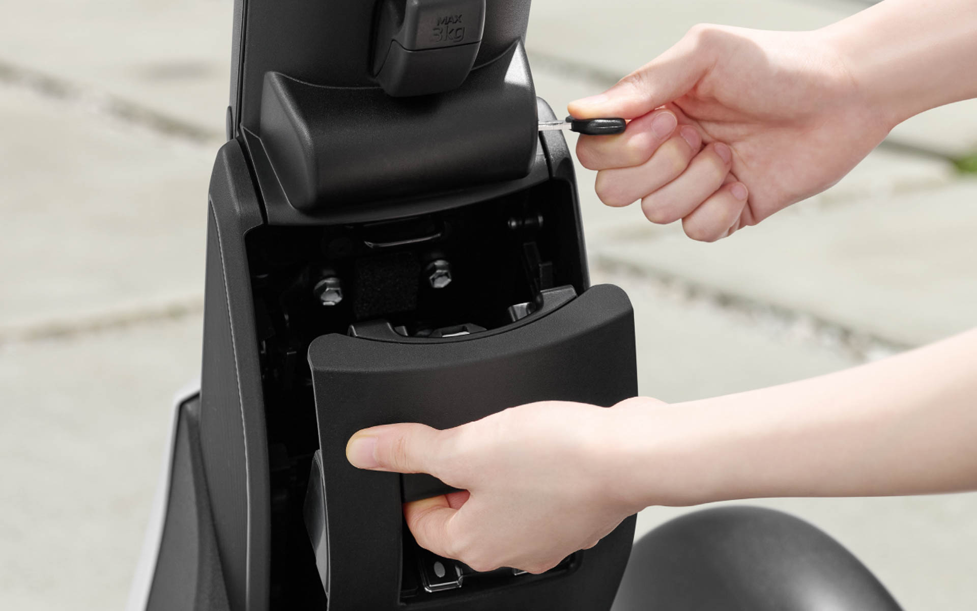 着脱可能なバッテリは付属の専用充電器（AC100V）に接続し、家庭用コンセントで約2.5時間で充電可能