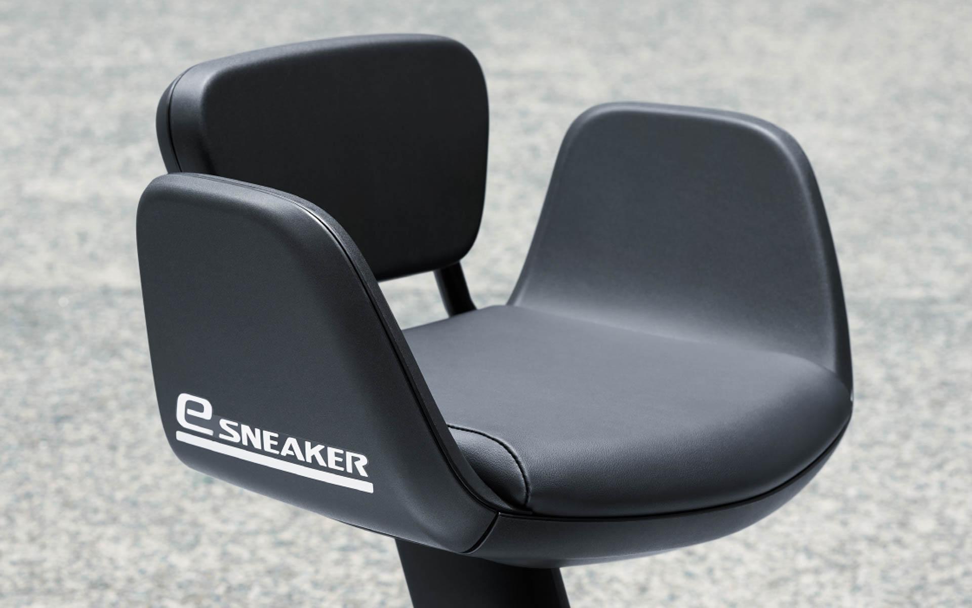 シートは体を支えるアームサポート一体型