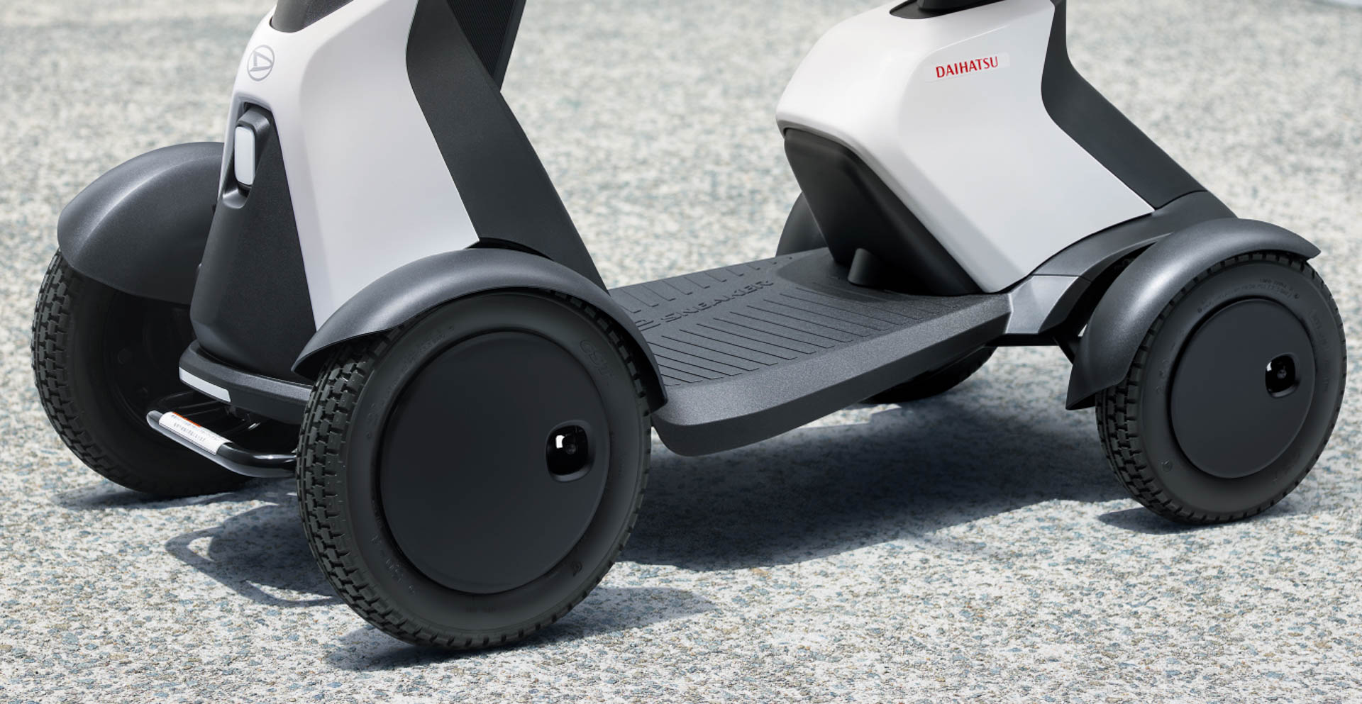 8インチ（約340mm）のフロントタイヤを採用し、最大7.5cmの段差（助走ありの場合）や、最大10cmの溝を乗り越えられる