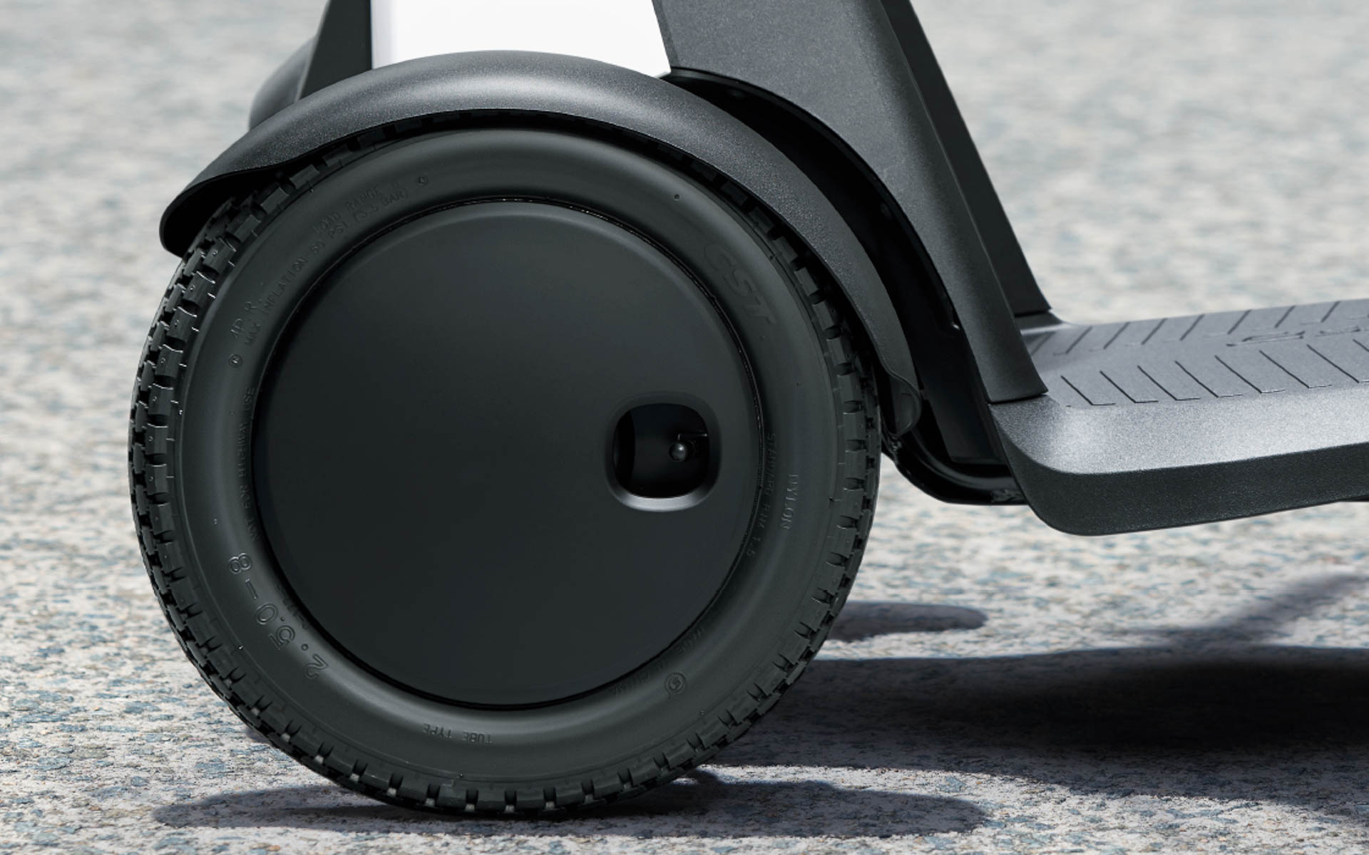 8インチ（約340mm）のフロントタイヤを採用し、最大7.5cmの段差（助走ありの場合）や、最大10cmの溝を乗り越えられる