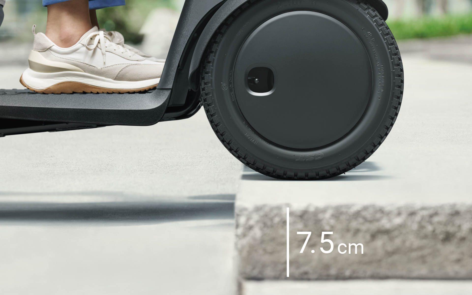 8インチ（約340mm）のフロントタイヤを採用し、最大7.5cmの段差（助走ありの場合）や、最大10cmの溝を乗り越えられる