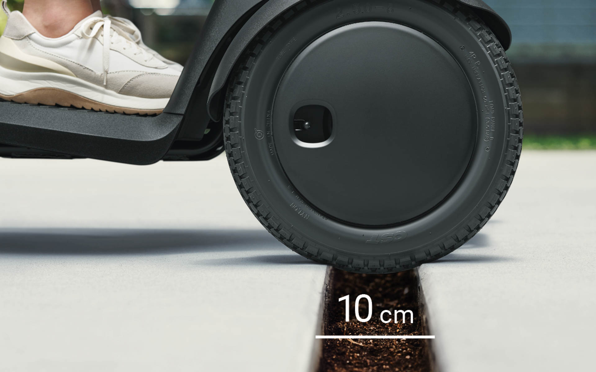 8インチ（約340mm）のフロントタイヤを採用し、最大7.5cmの段差（助走ありの場合）や、最大10cmの溝を乗り越えられる
