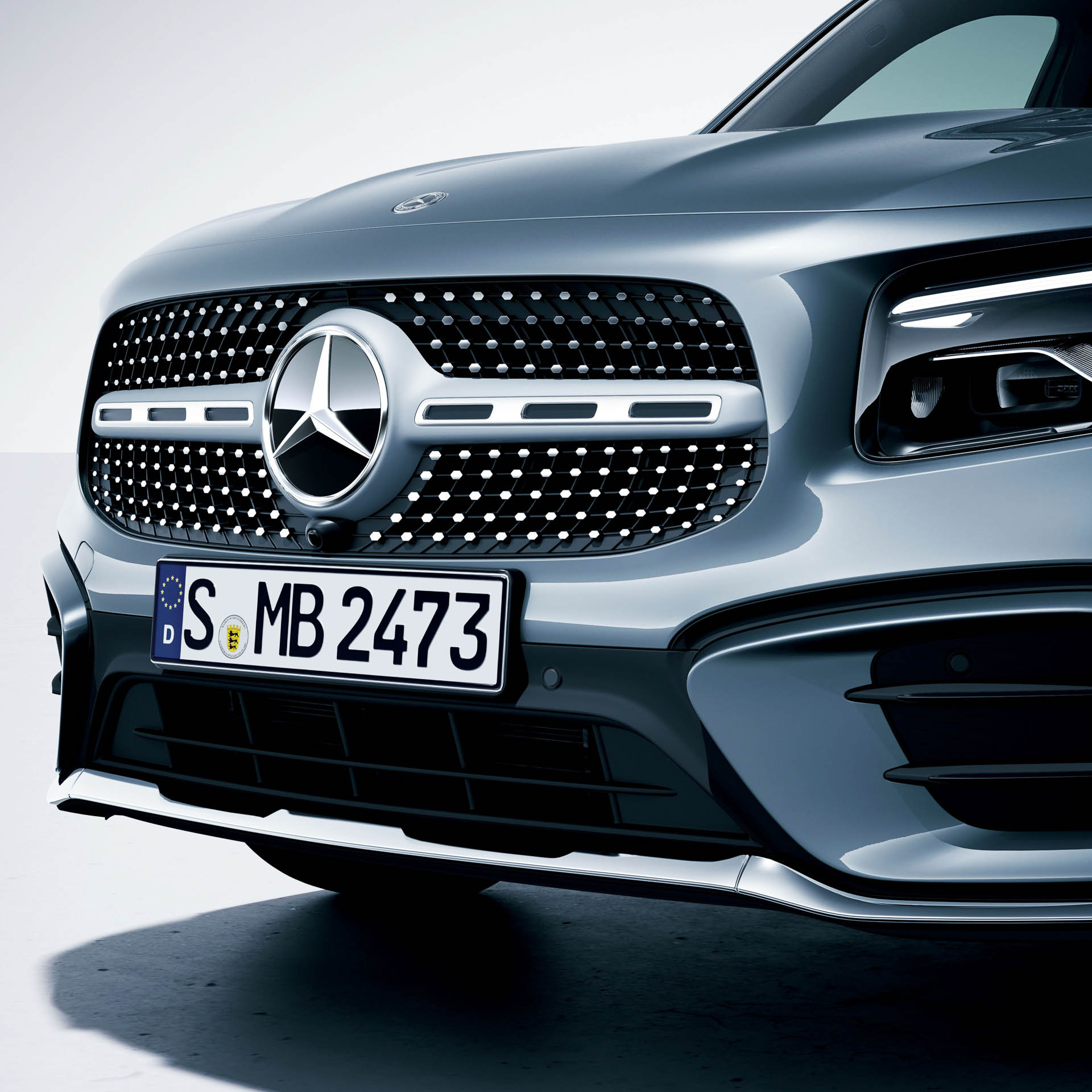 「AMGライン」「AMGラインパッケージ」やブラックカラーの20インチAMGアルミホイールなどを標準装備