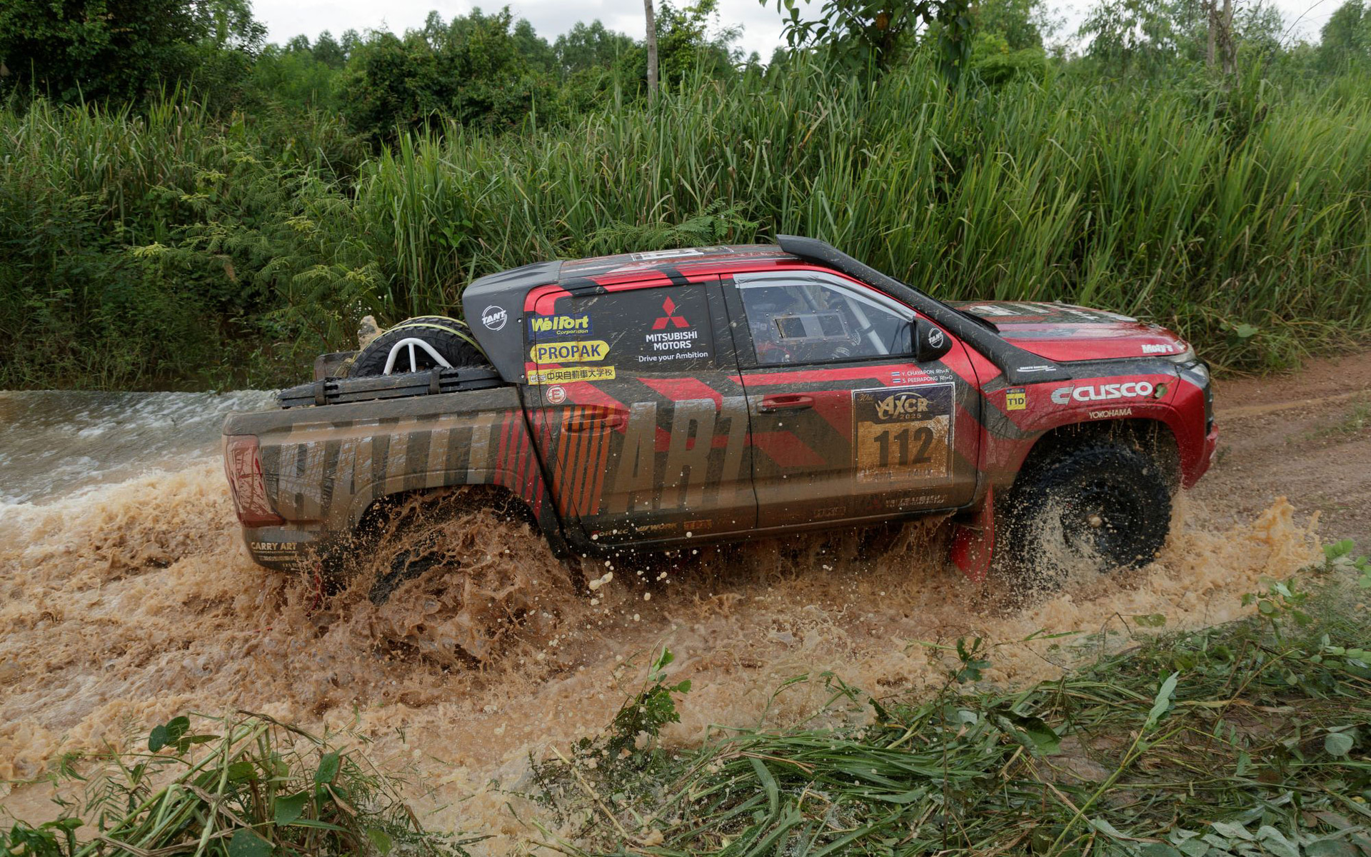 総合優勝した三菱自動車の「トライトン」（112号車）