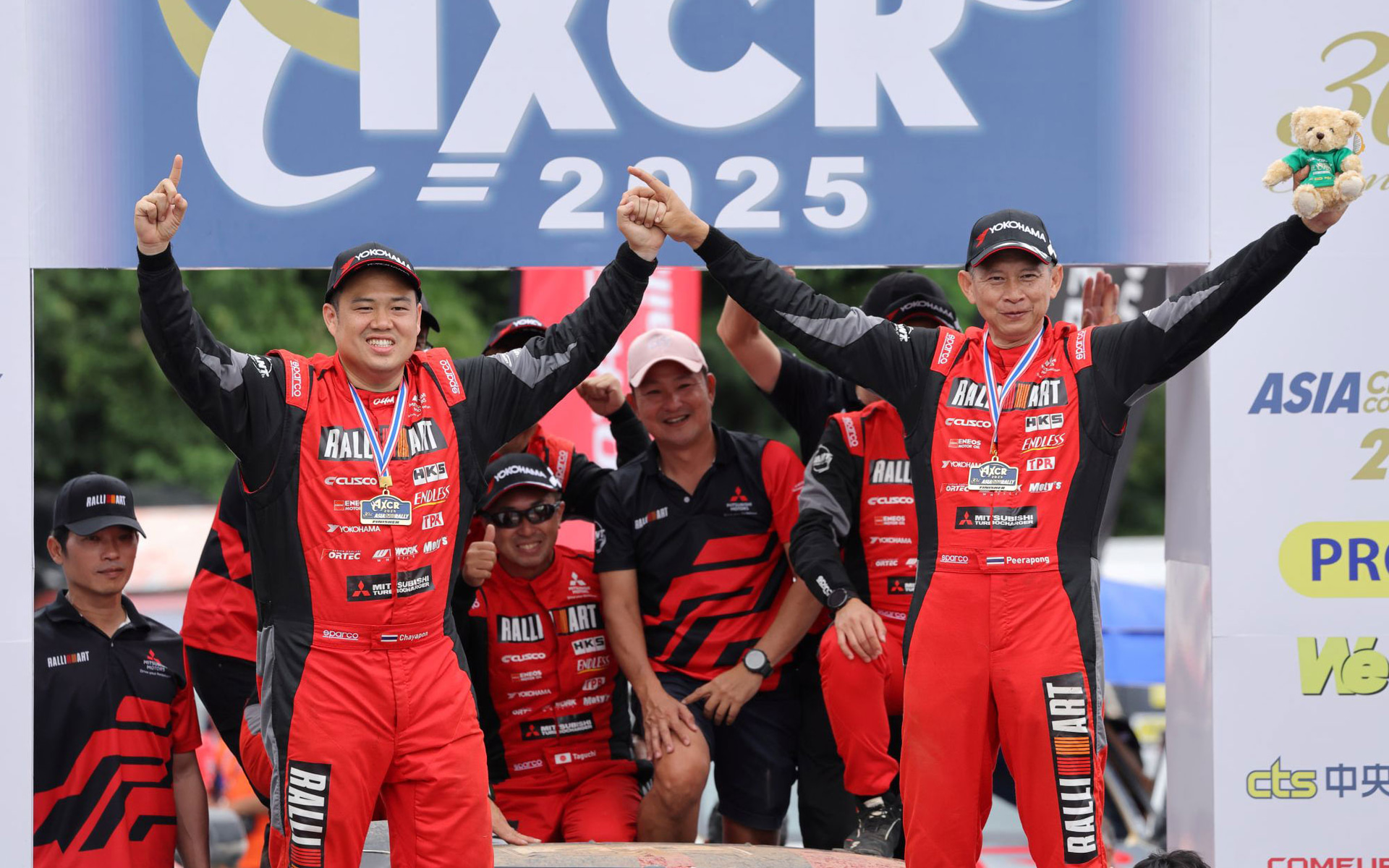 総合優勝を喜ぶ「チーム三菱ラリーアート」メンバー