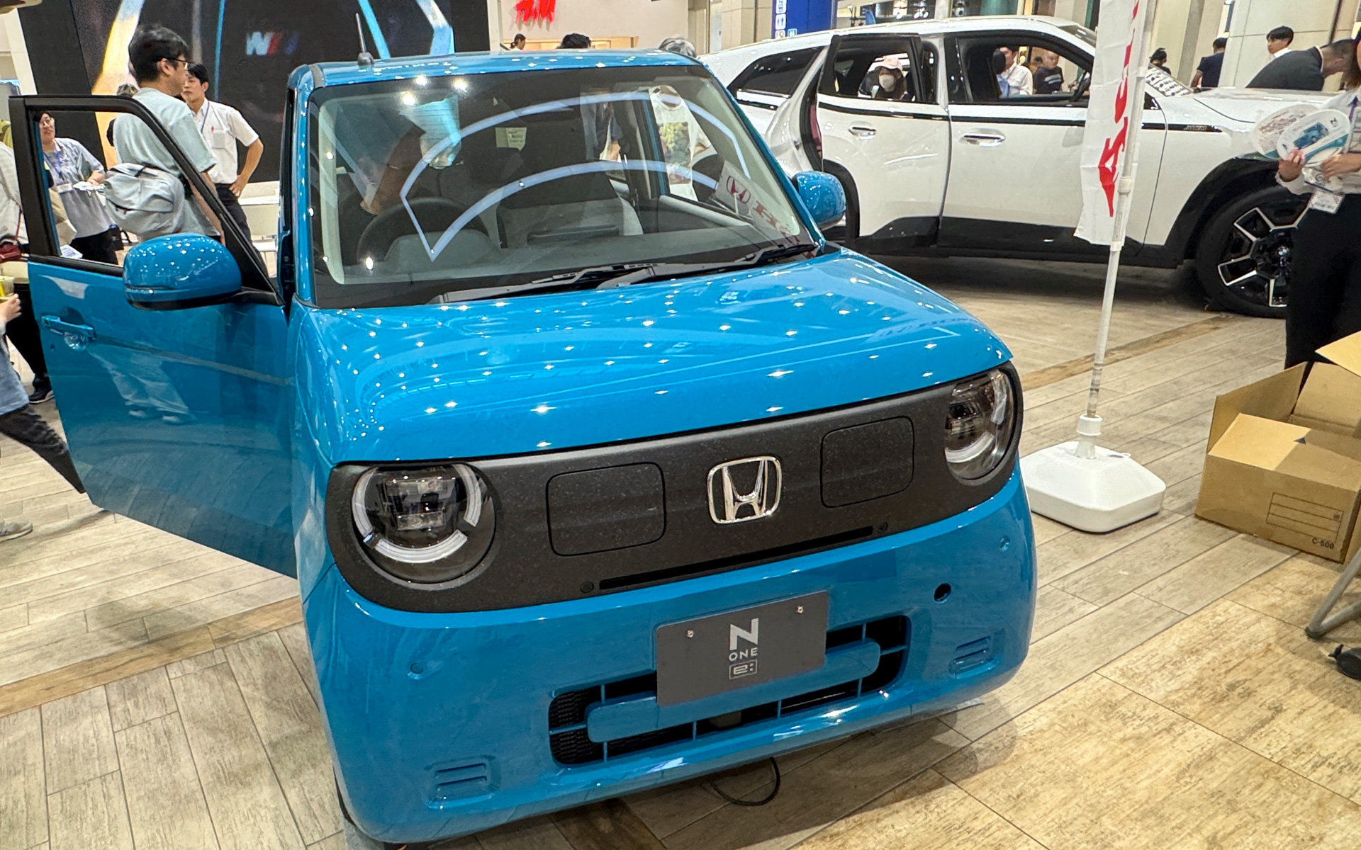 イオンモールむさし村山で開催されていた「xEV モーターショー 2025」で、まだ発売前のホンダ「N-ONE e:」に会うことができました。子どもたちからもすごい人気でしたよ