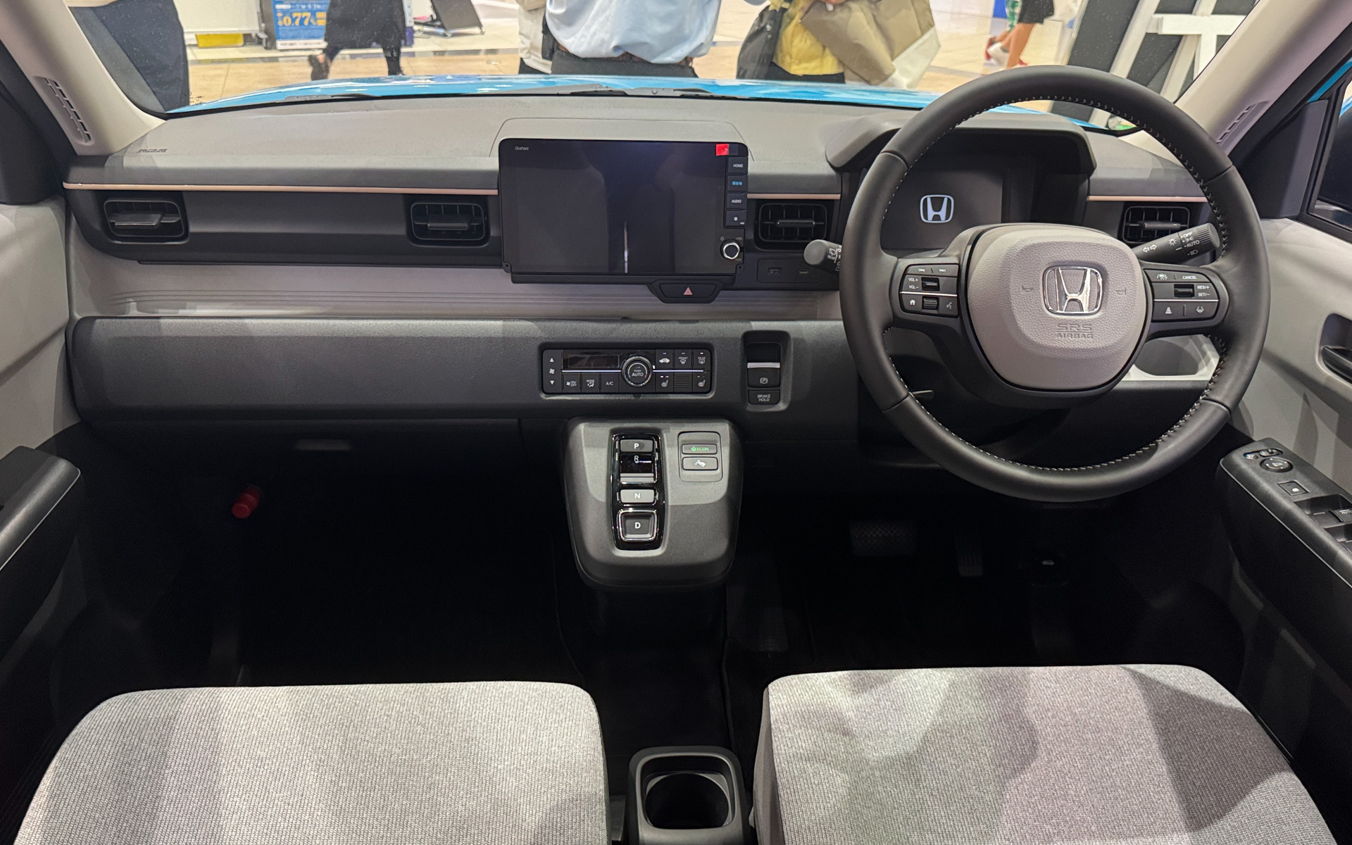 ガソリンモデルのN-ONEと比べると、シフトレバーがボタン式に変更となったり、全体的に直線基調のインパネでワイド感が出ていたりと、少し変わっているインテリア。ニット調のシート表皮は座り心地がいいと娘に好評でした