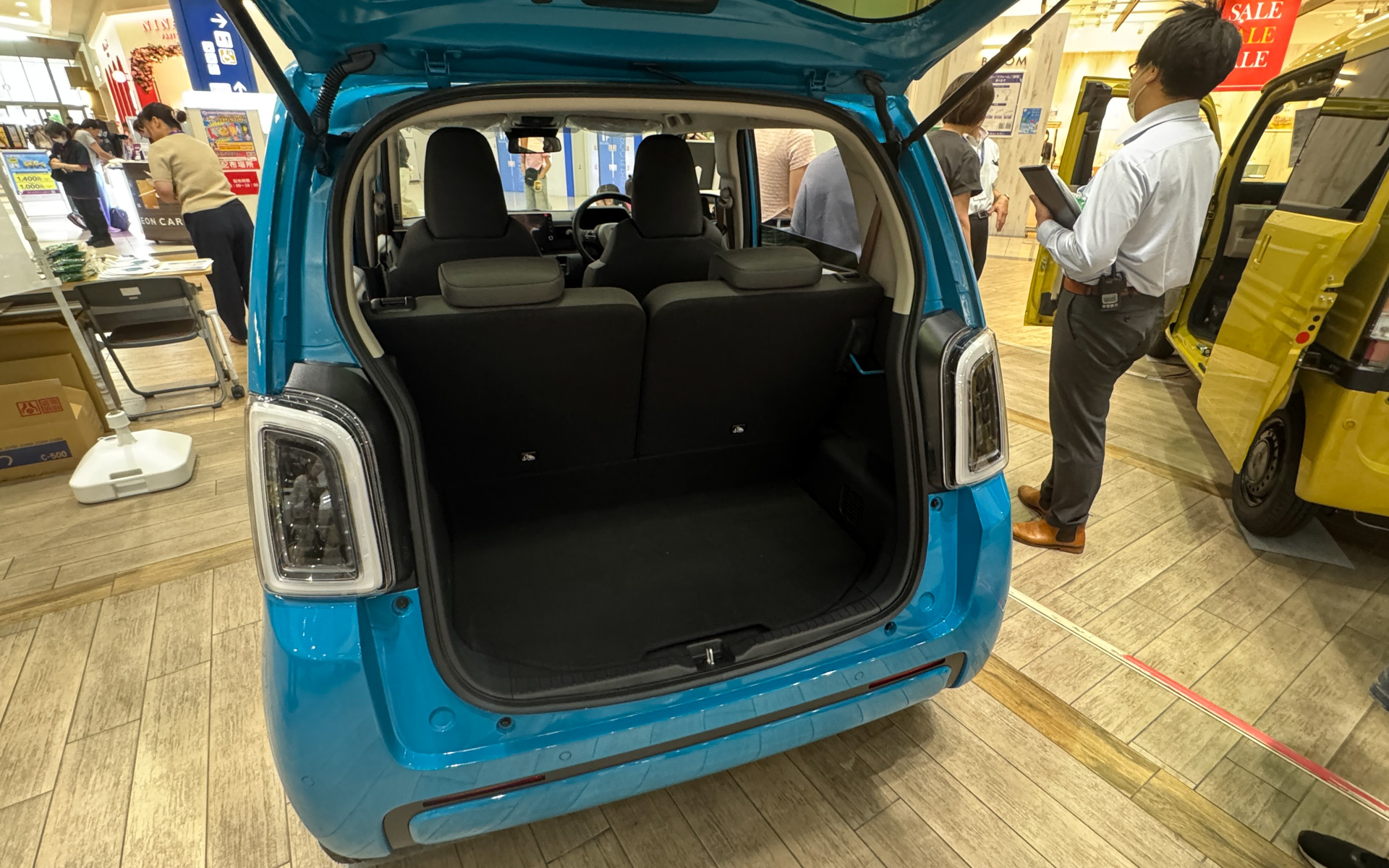 低フロアで4人乗車でも荷物が十分に積めそうなラゲッジルームは、BEVになっても健在。後席が前倒しでフルフラットになるところは便利ですよね。テールランプはクリアレンズに変わっています