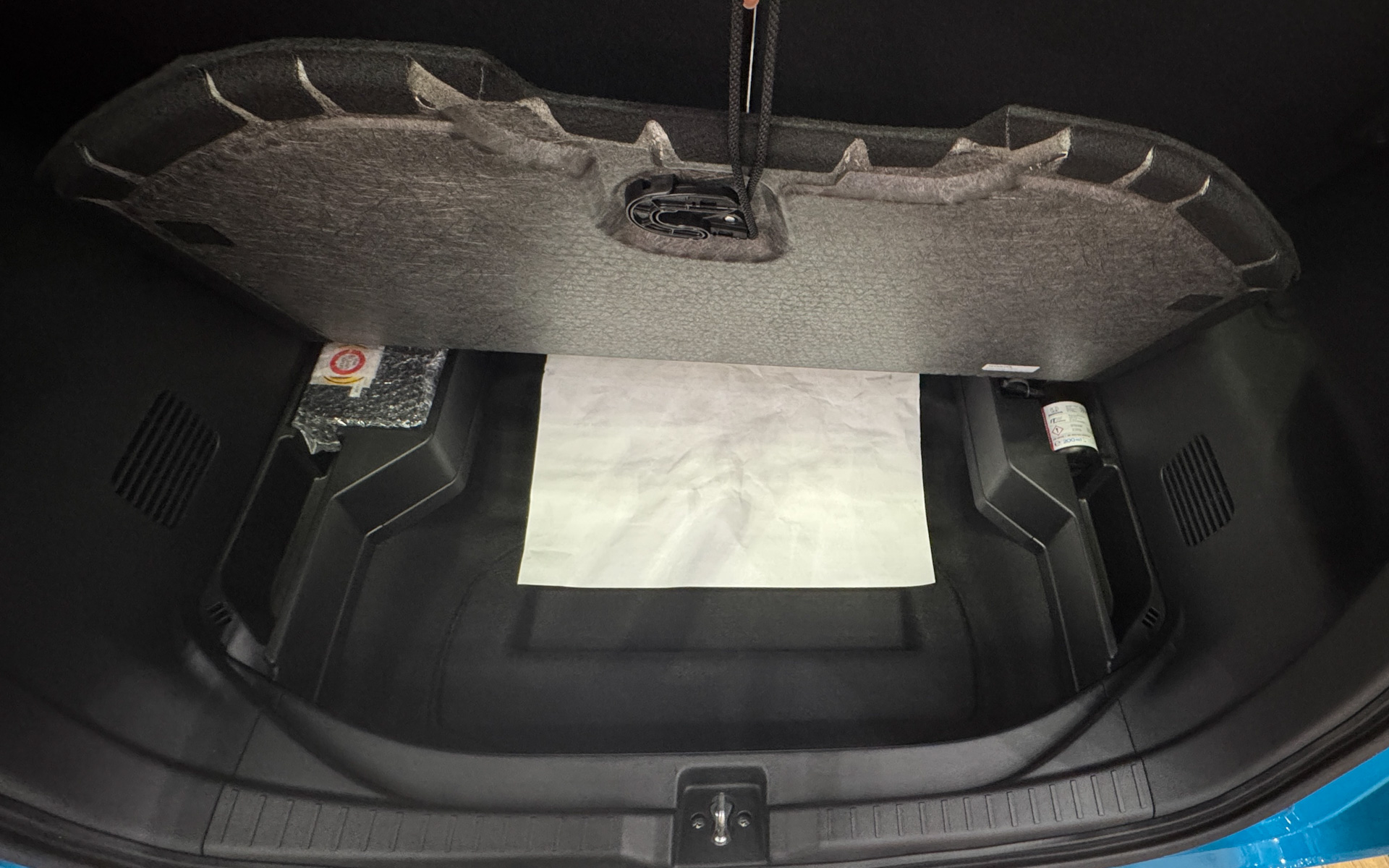 ラゲッジフロアの下はアンダーボックスも確保されていて、充電ケーブルなどを収納するのに良さそうでした。