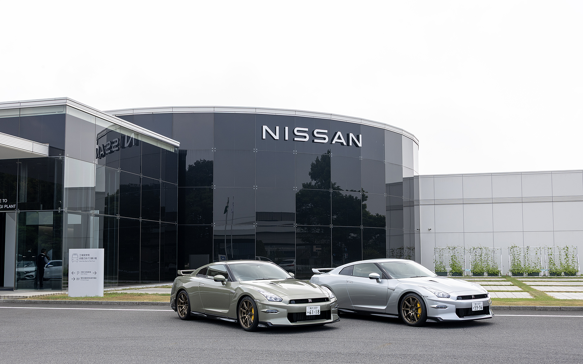 日産自動車栃木工場のゲストホール前にはGT-Rが並べられていた
