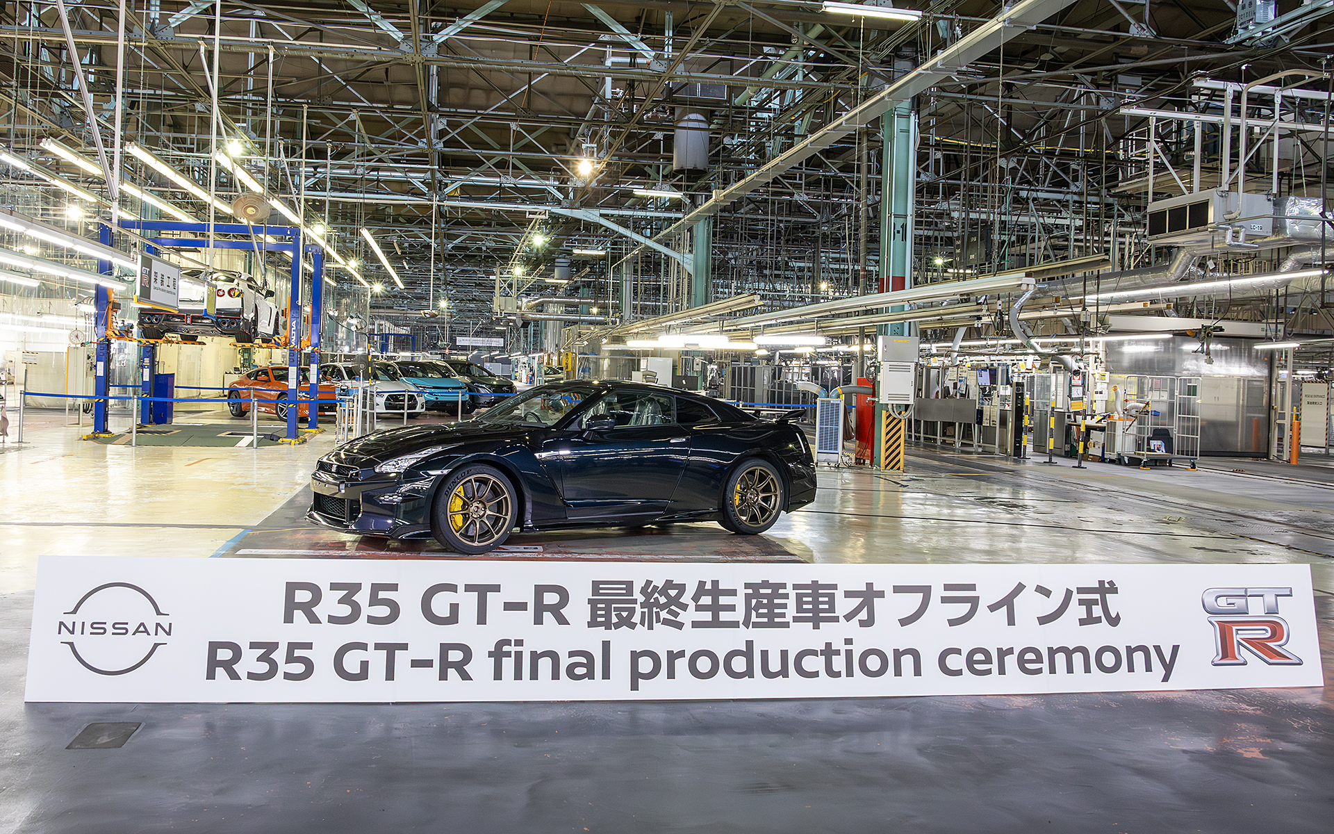 工場からオーナーのもとに向かう前に記念撮影が行なわれた