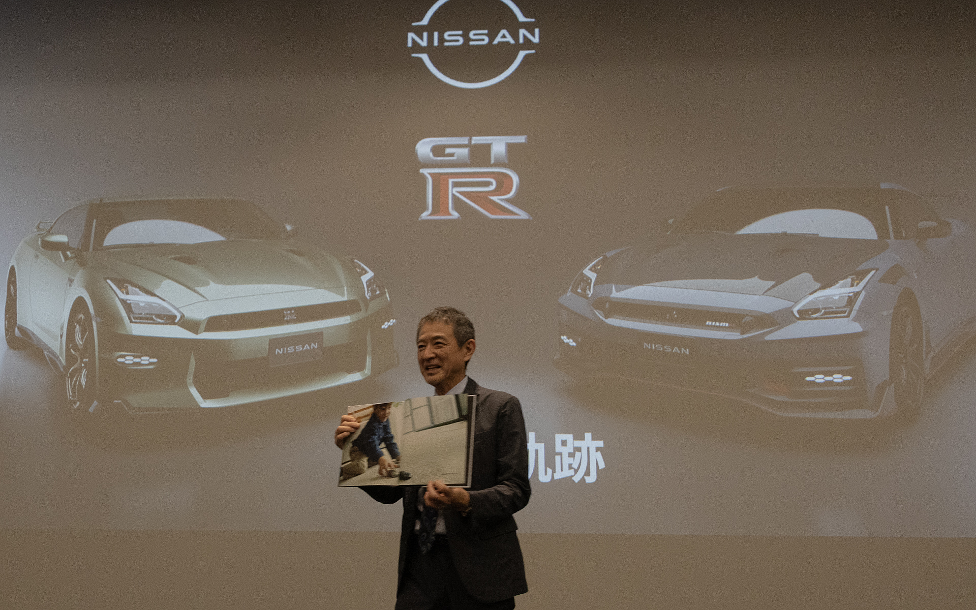 GT-Rのカタログの最後のページを開く田村氏