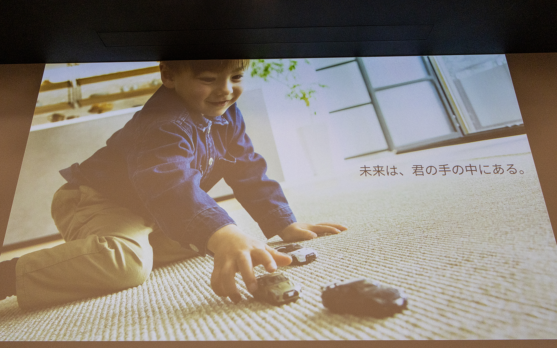 イメージは田村氏が子どものころに感じたGT-Rへの憧れをもとにしたものだが、いまの子どもが作る未来につながるクルマであってほしいというメッセージもある