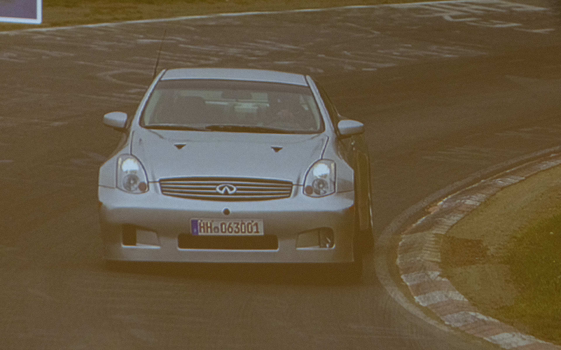 スカイライン（インフィニティ）風の顔に擬装していた初期の先行開発車