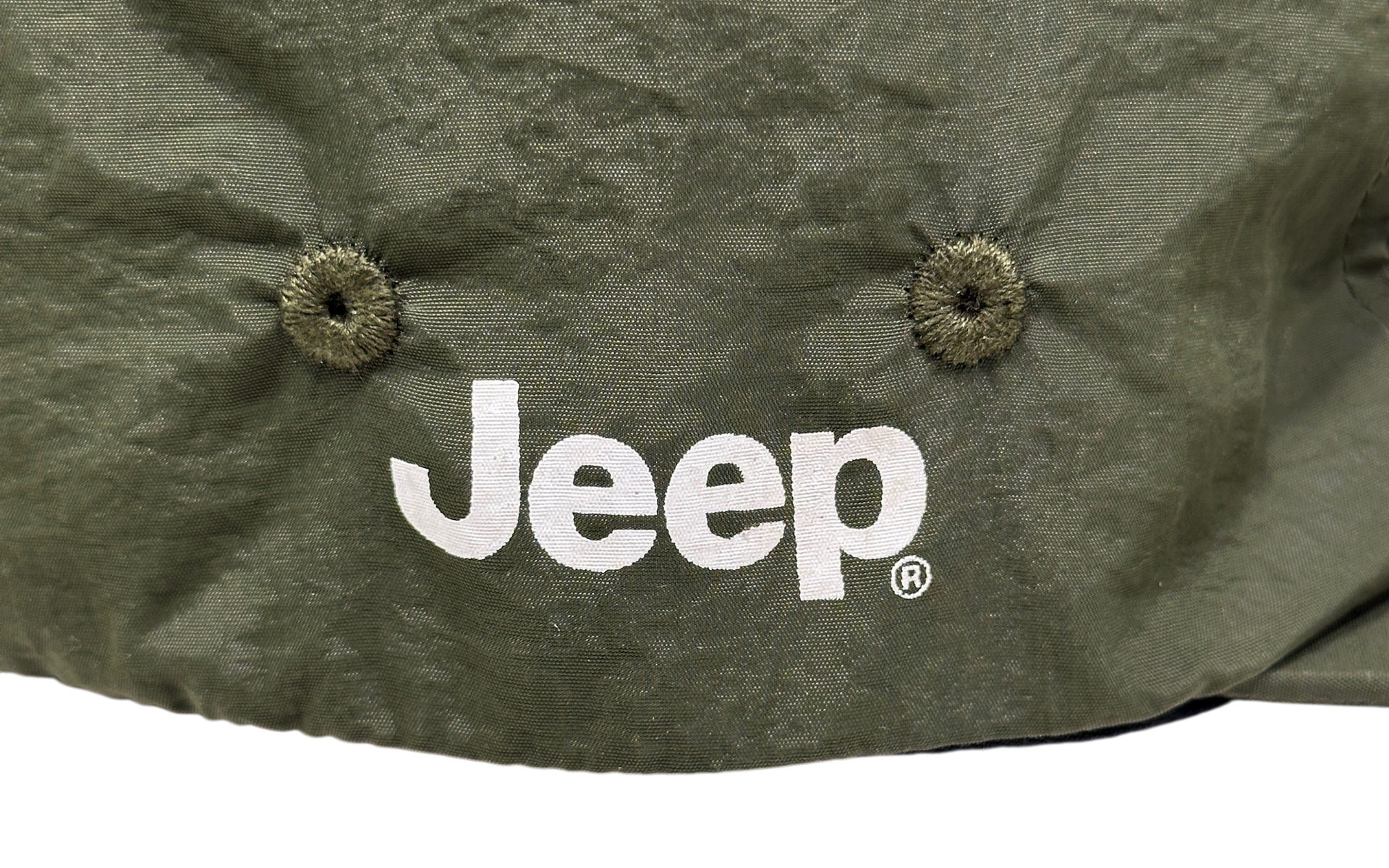 POLeRとJeepのロゴが入る