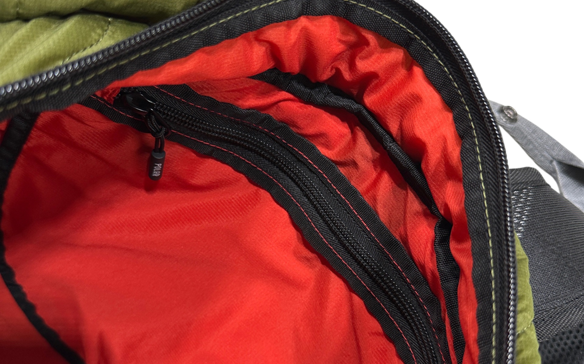 トートバッグとしてもバックパック（リュック）としても使える二刀流バッグ。内側は赤色