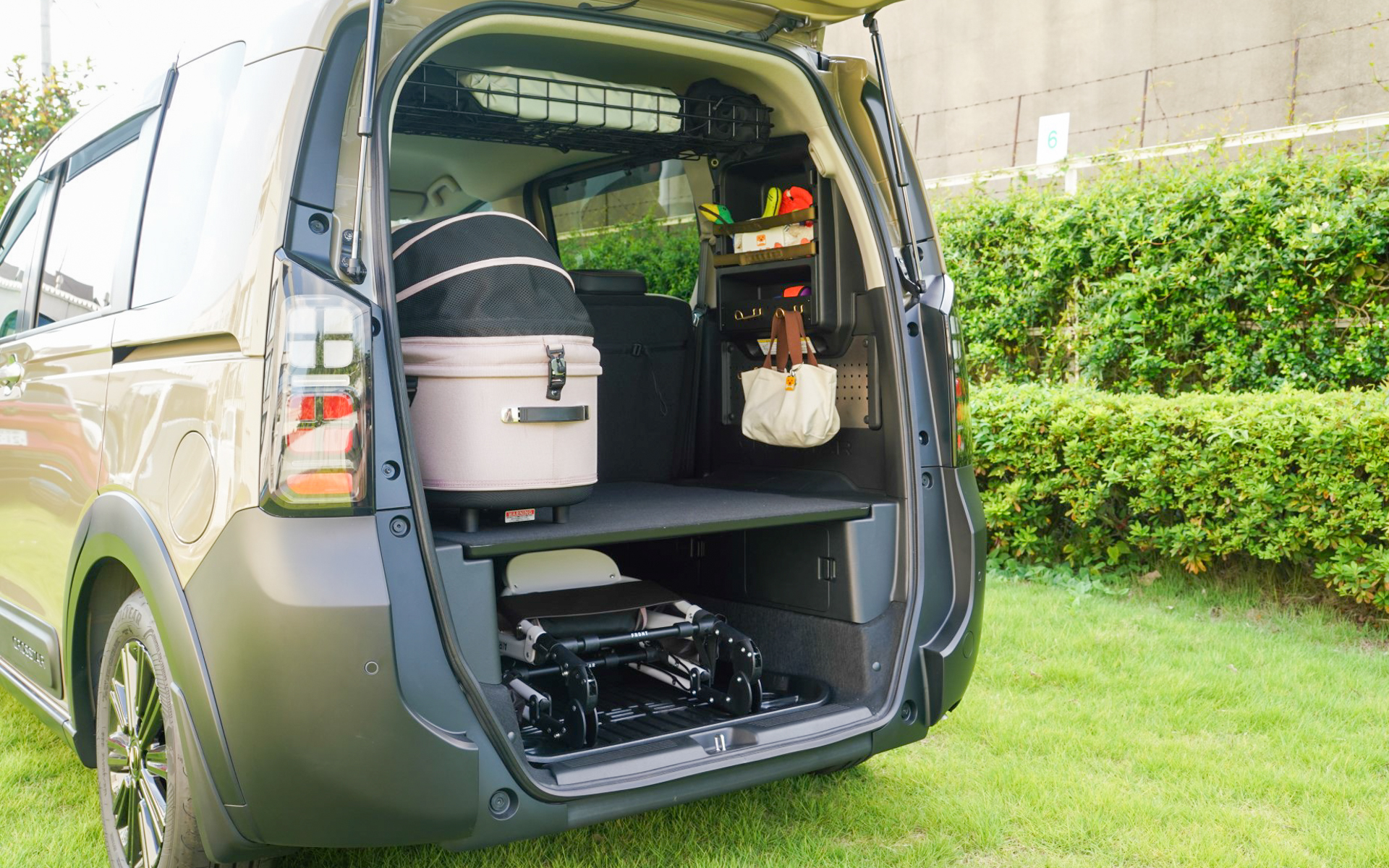 フリード e:HEV クロスター（5人乗り）