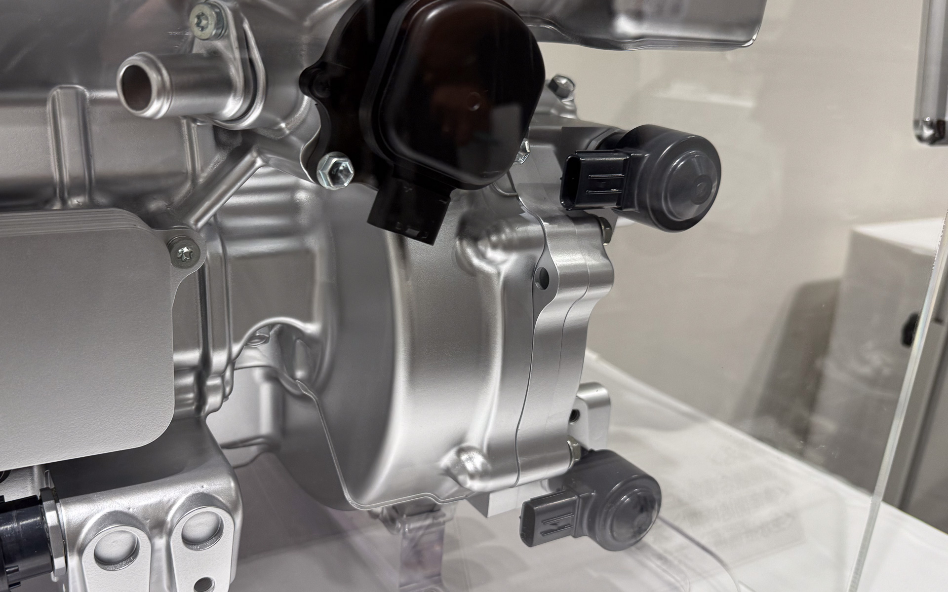 遊星歯車ではなく、平行軸歯車で減速を行なっている