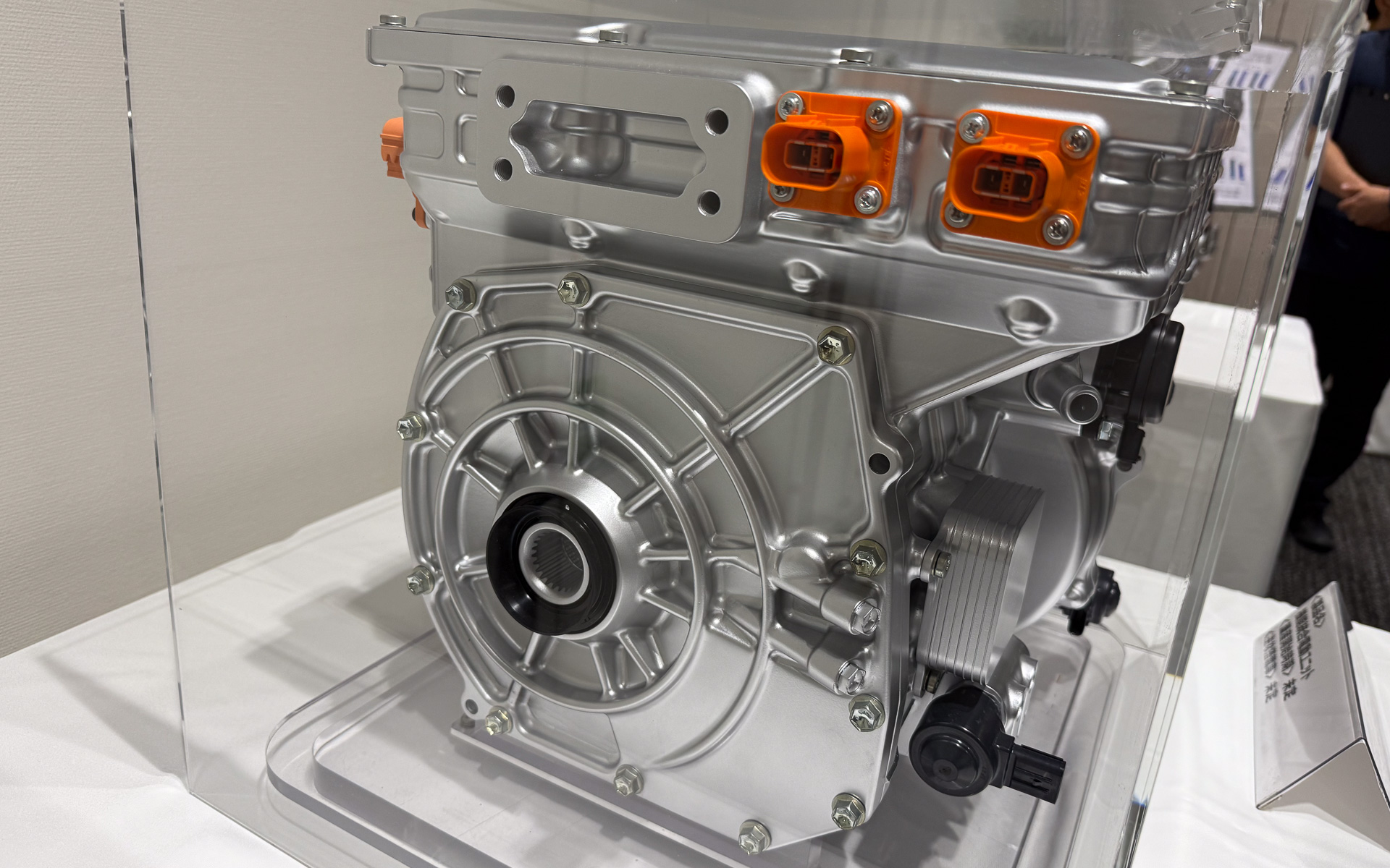 平行軸のためモーターの体格からはみ出してしまうが、そのエリアに各種の機器類を配置。全体として低ハイトかつコンパクトなイーアクスルとしてまとめあげている