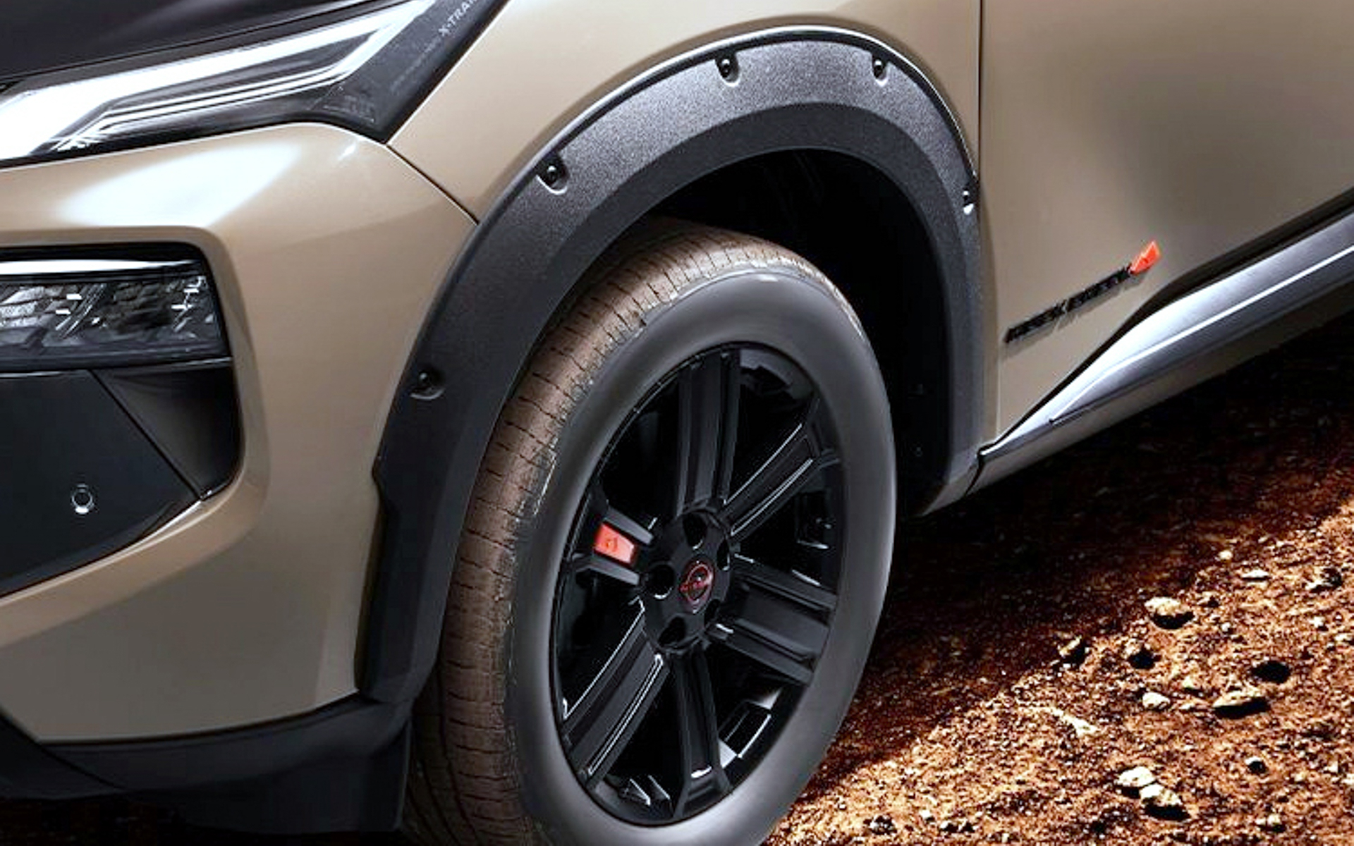 フェンダーガーニッシュ（ブラックダミーボルト＋タフブラック）は、装着すると片側で約9mmワイドになる