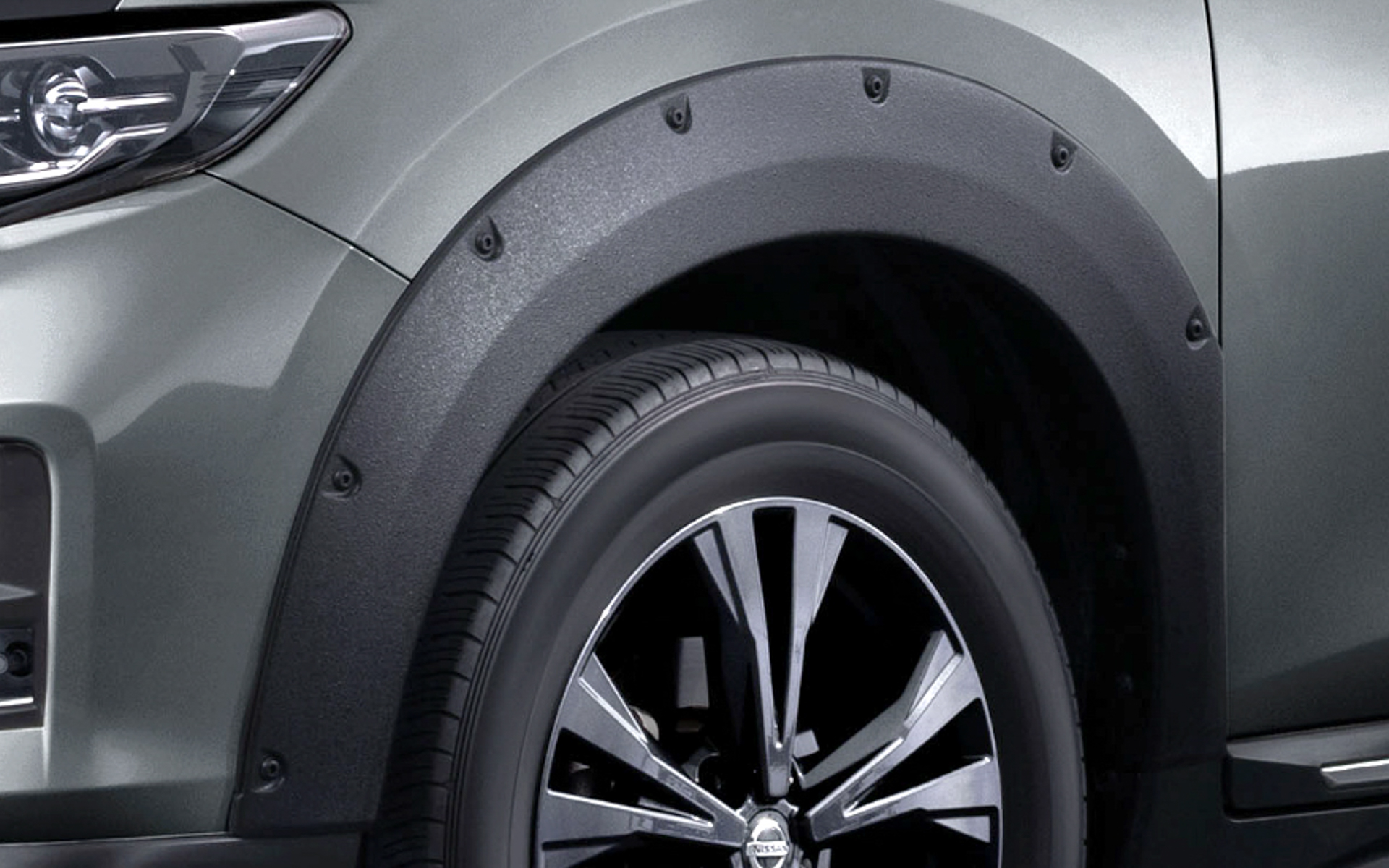 フェンダーガーニッシュ（ブラックダミーボルト＋タフブラック）は、装着すると片側で約9mmワイドになる