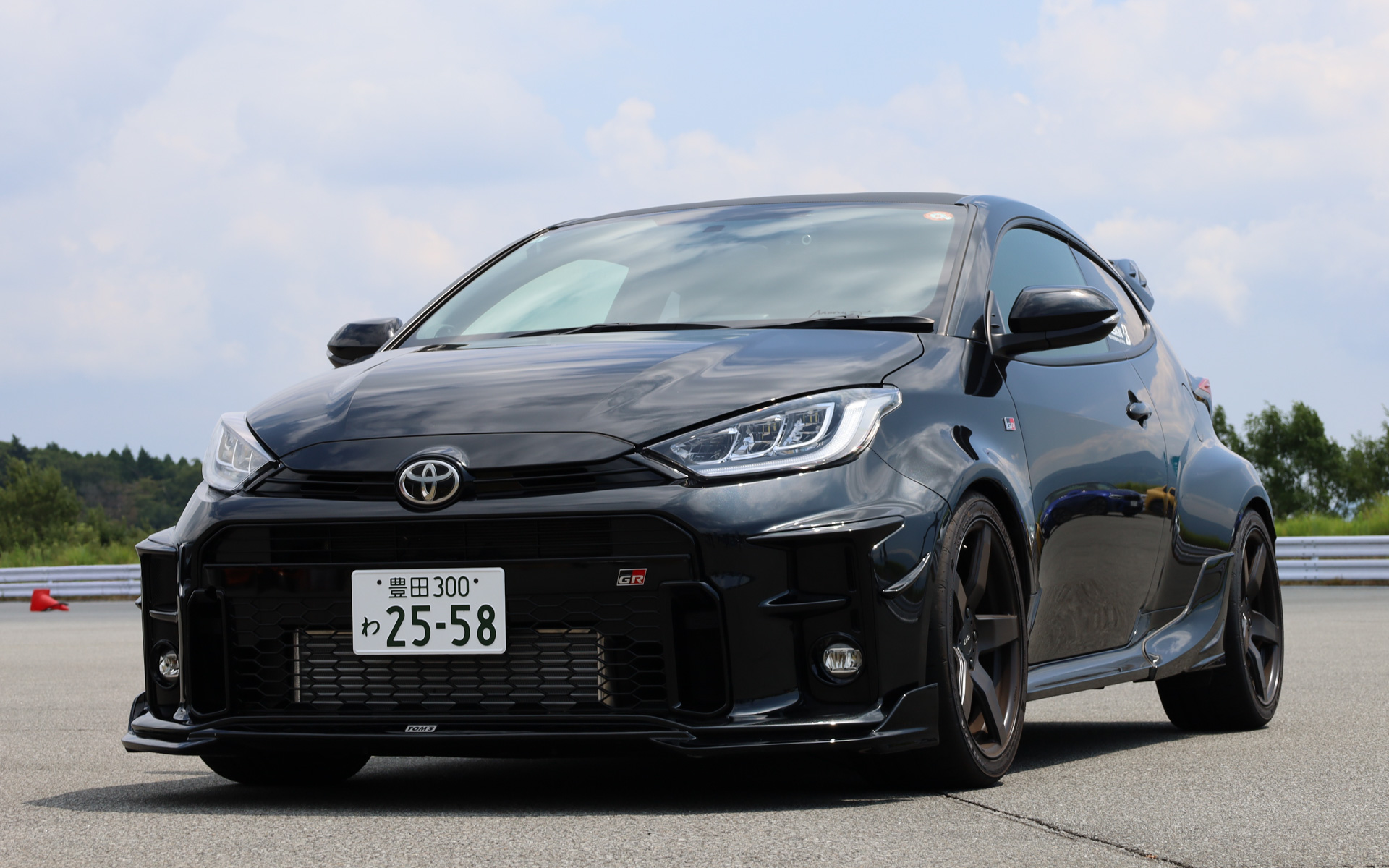 KINTOが厳選し、TOM'Sがチューンアップした高品質な中古車をサブスクやレンタルで提供する。写真は「GRヤリス by TOM'S × KINTO」（左）、「GR86 by TOM'S × KINTO」（右）