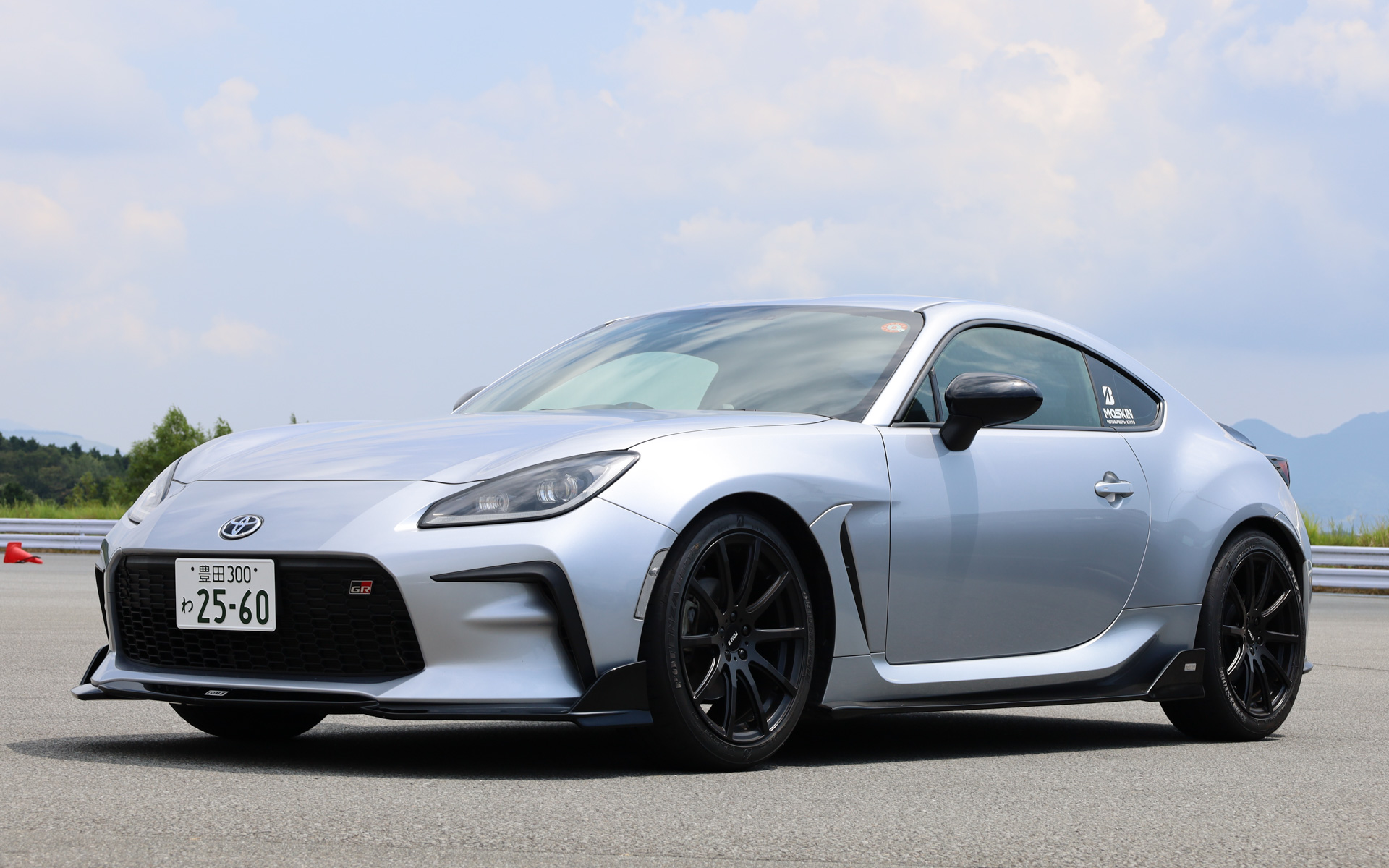 KINTOが厳選し、TOM'Sがチューンアップした高品質な中古車をサブスクやレンタルで提供する。写真は「GRヤリス by TOM'S × KINTO」（左）、「GR86 by TOM'S × KINTO」（右）