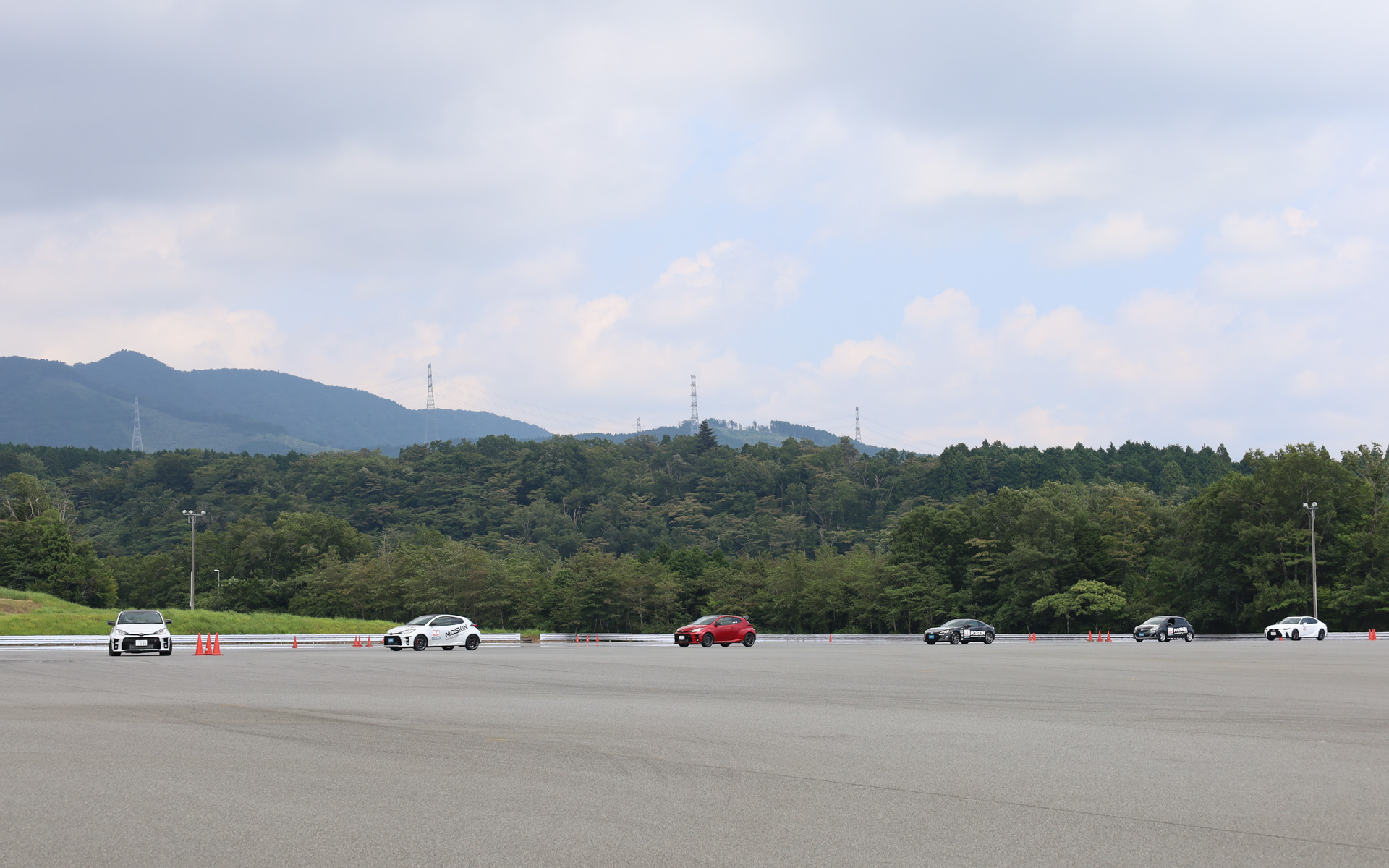 コースレイアウトを確認するために先導車両に続いて走行する慣熟走行