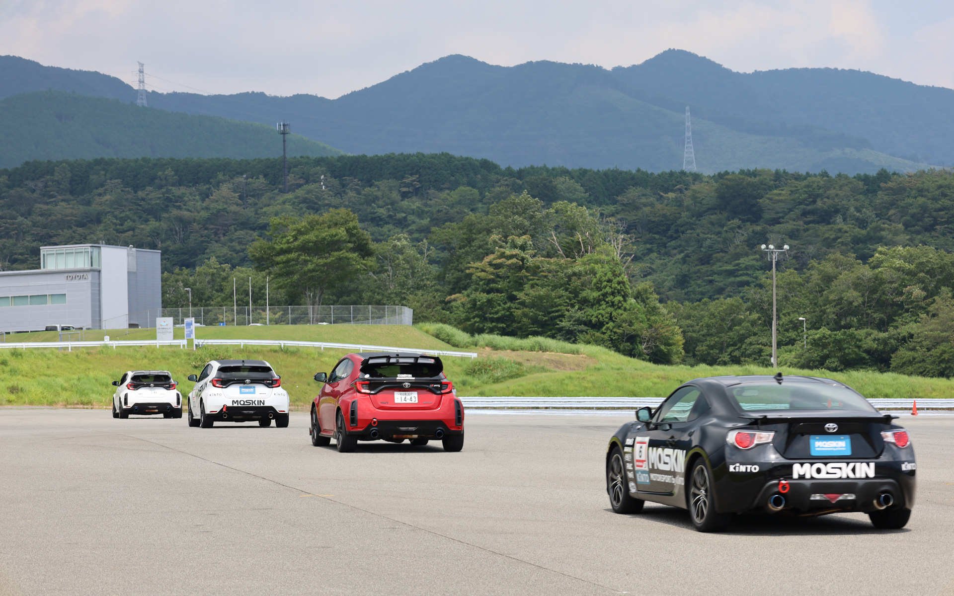 コースレイアウトを確認するために先導車両に続いて走行する慣熟走行