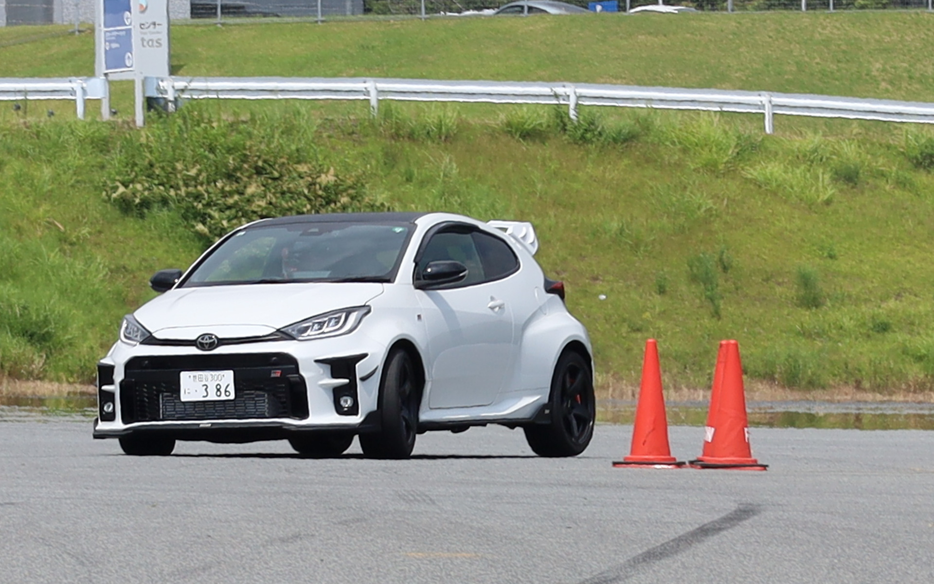 インストラクターとして参加した猪爪杏奈選手がデモ走行を披露