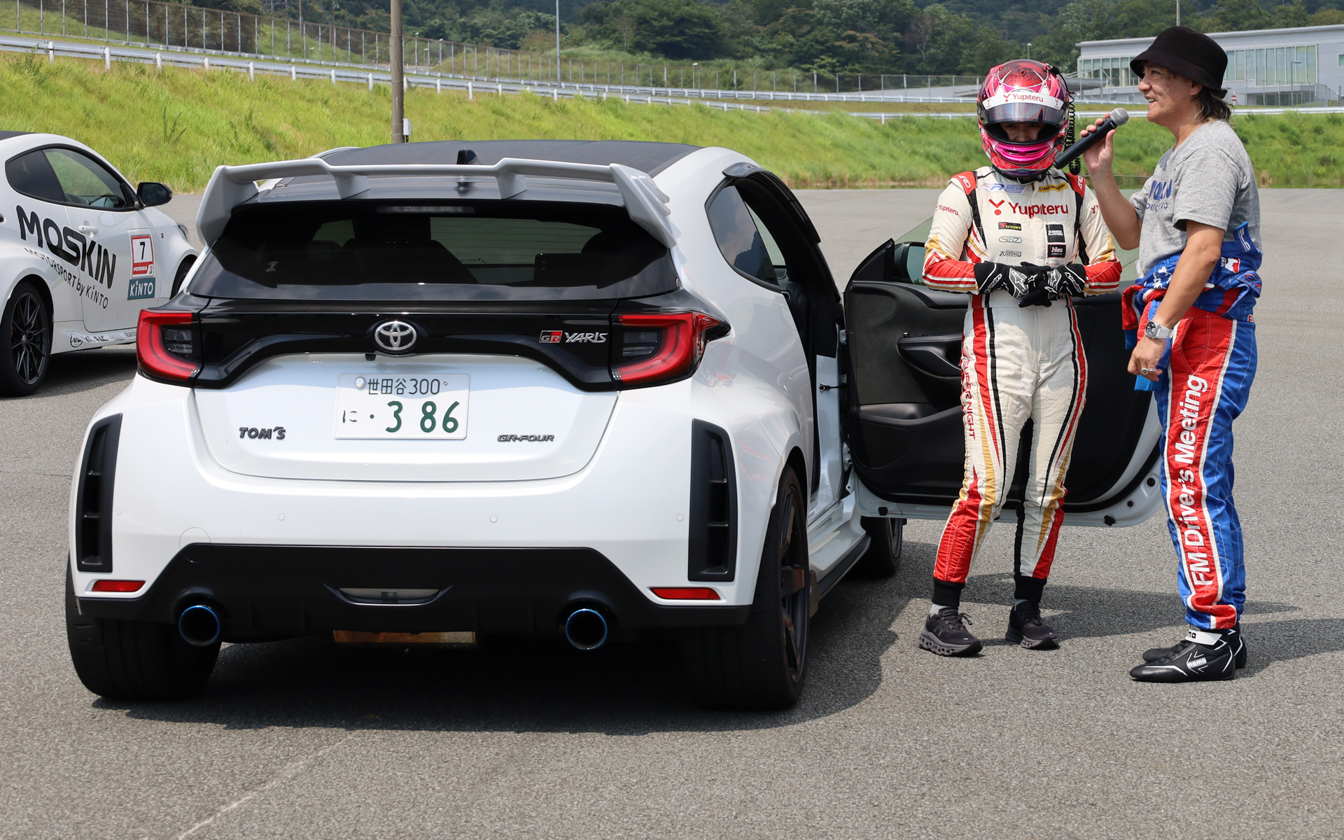 インストラクターとして参加した猪爪杏奈選手がデモ走行を披露