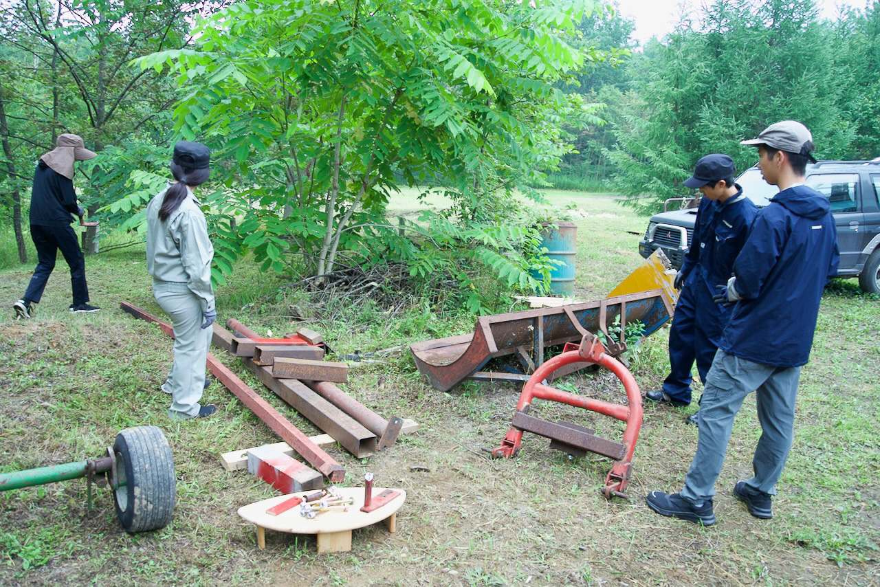 放置されていた廃材を組み合わせてトレーラーを製作。溶接作業は初めての子たちばかりだったが、安全に作業が進む