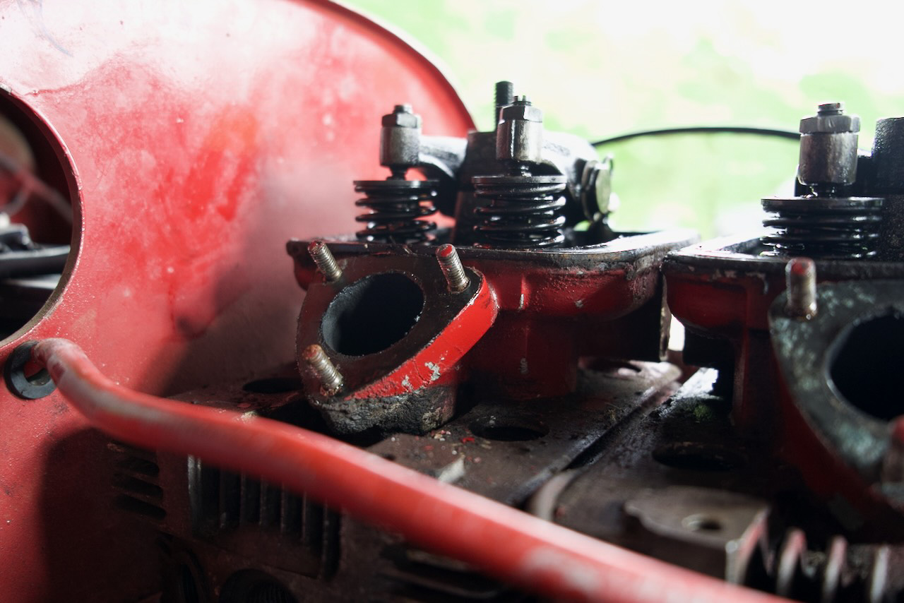 エンジンの圧縮圧力を測定したところ規定よりも低い数値。そのためエンジン内のバルブや燃料を吹くノズルの状態を確認し、コンプレッションを上げるためにバルブを清掃し、バルブのすり合わせとバルブクリアランスを調整