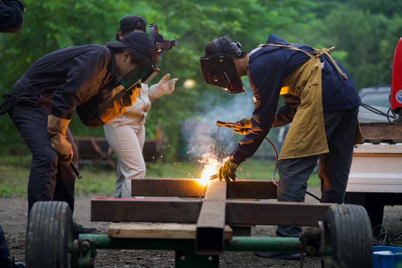放置されていた廃材を組み合わせてトレーラーを製作。溶接作業は初めての子たちばかりだったが、安全に作業が進む