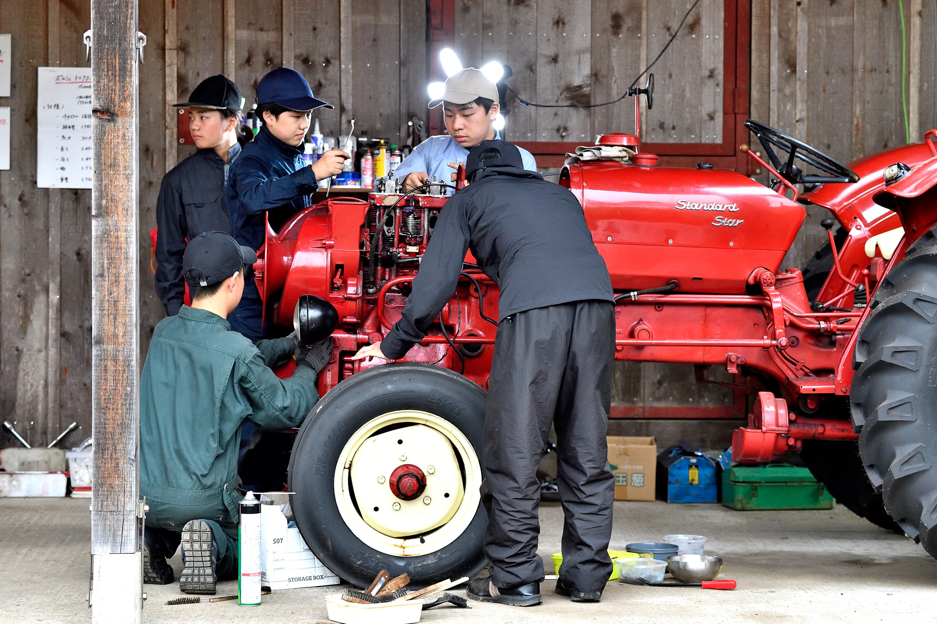 エンジンの圧縮圧力を測定したところ規定よりも低い数値。そのためエンジン内のバルブや燃料を吹くノズルの状態を確認し、コンプレッションを上げるためにバルブを清掃し、バルブのすり合わせとバルブクリアランスを調整