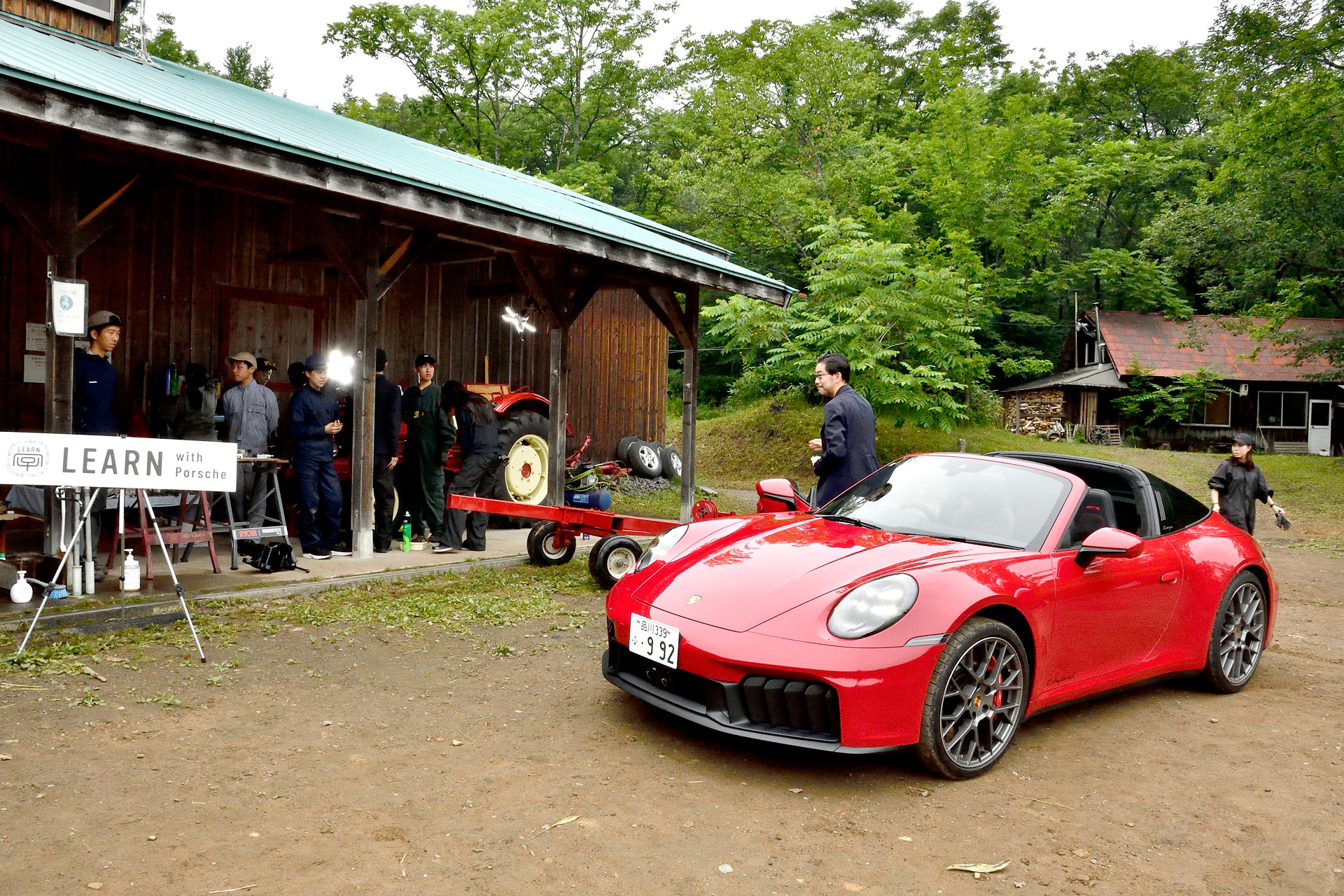 子どもたちの前に最新の911 タルガ 4 GTSが登場