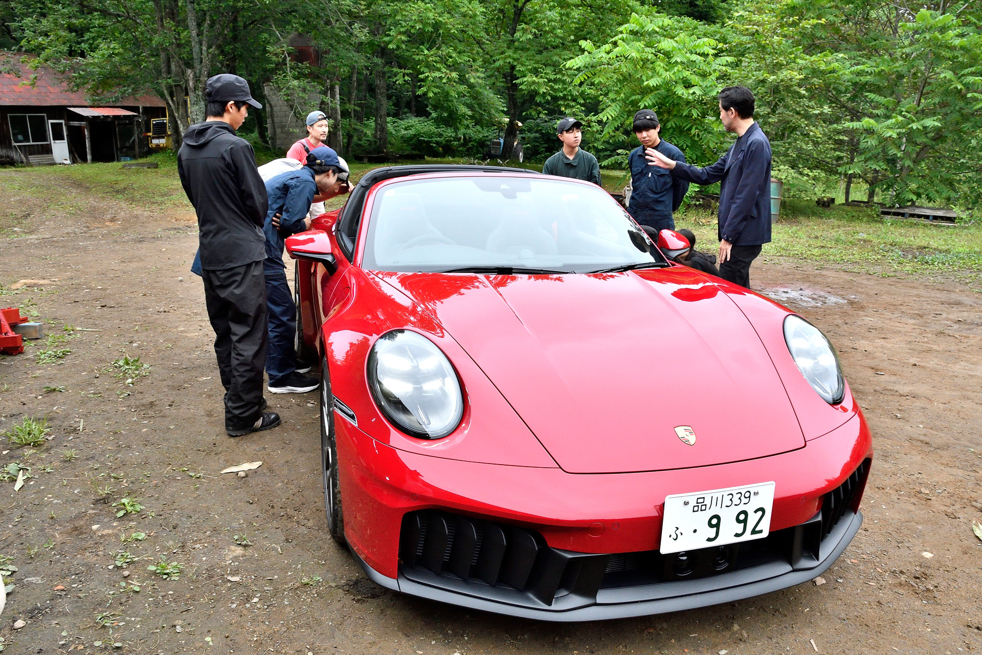 参加者一同、911 タルガ 4 GTSに興味津々！