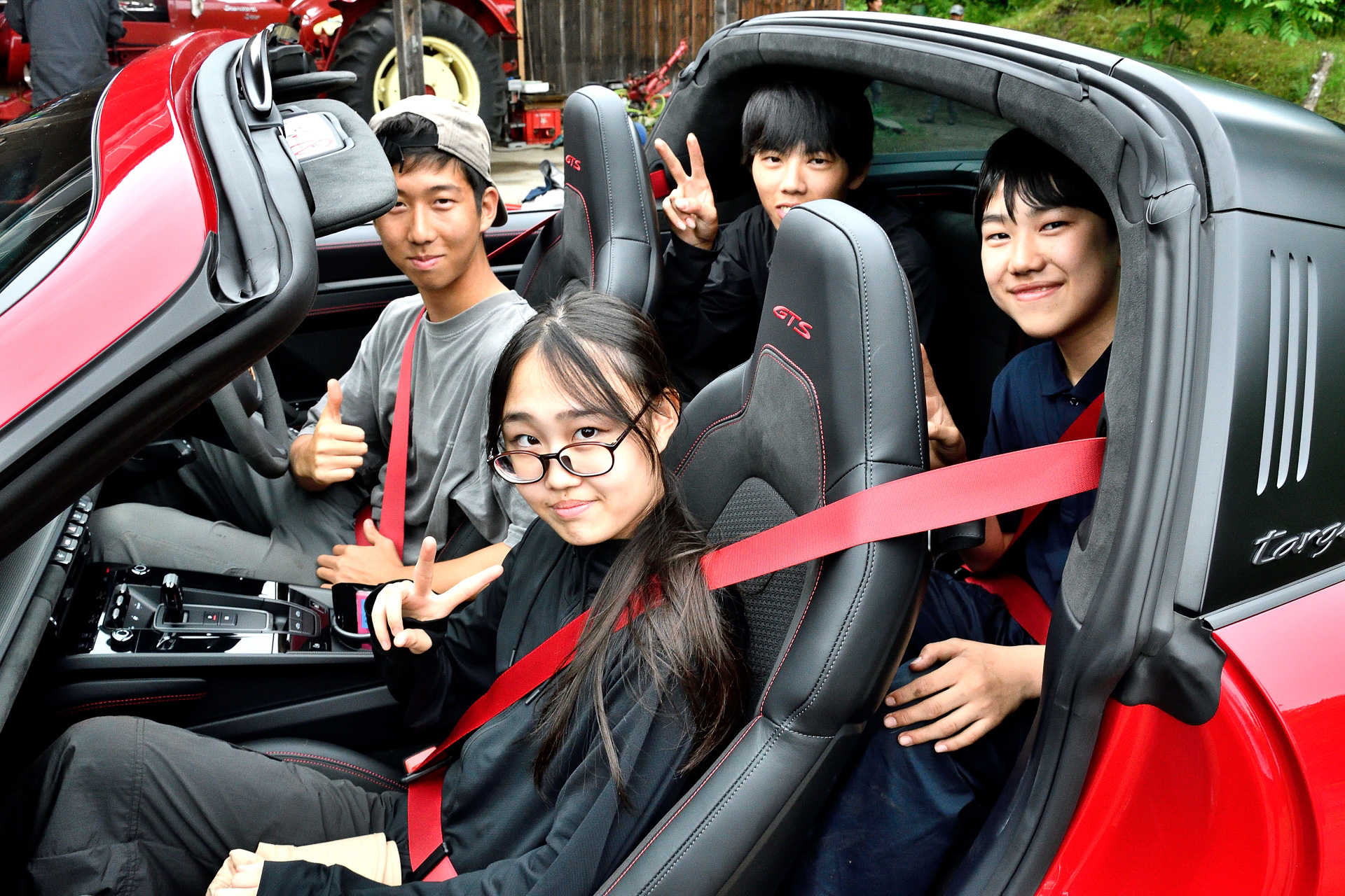 参加者一同、911 タルガ 4 GTSに興味津々！