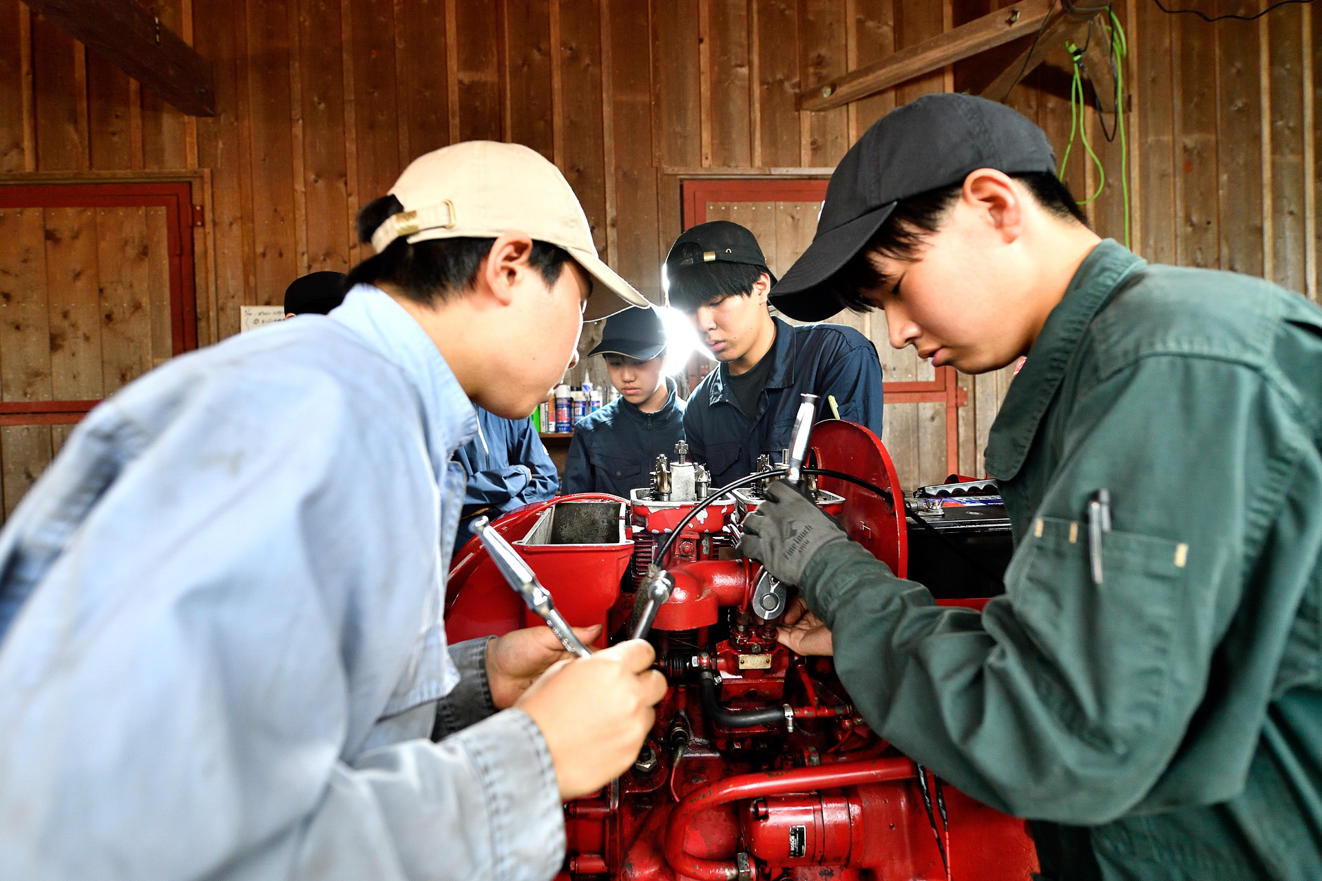 エンジンの圧縮圧力を測定したところ規定よりも低い数値。そのためエンジン内のバルブや燃料を吹くノズルの状態を確認し、コンプレッションを上げるためにバルブを清掃し、バルブのすり合わせとバルブクリアランスを調整