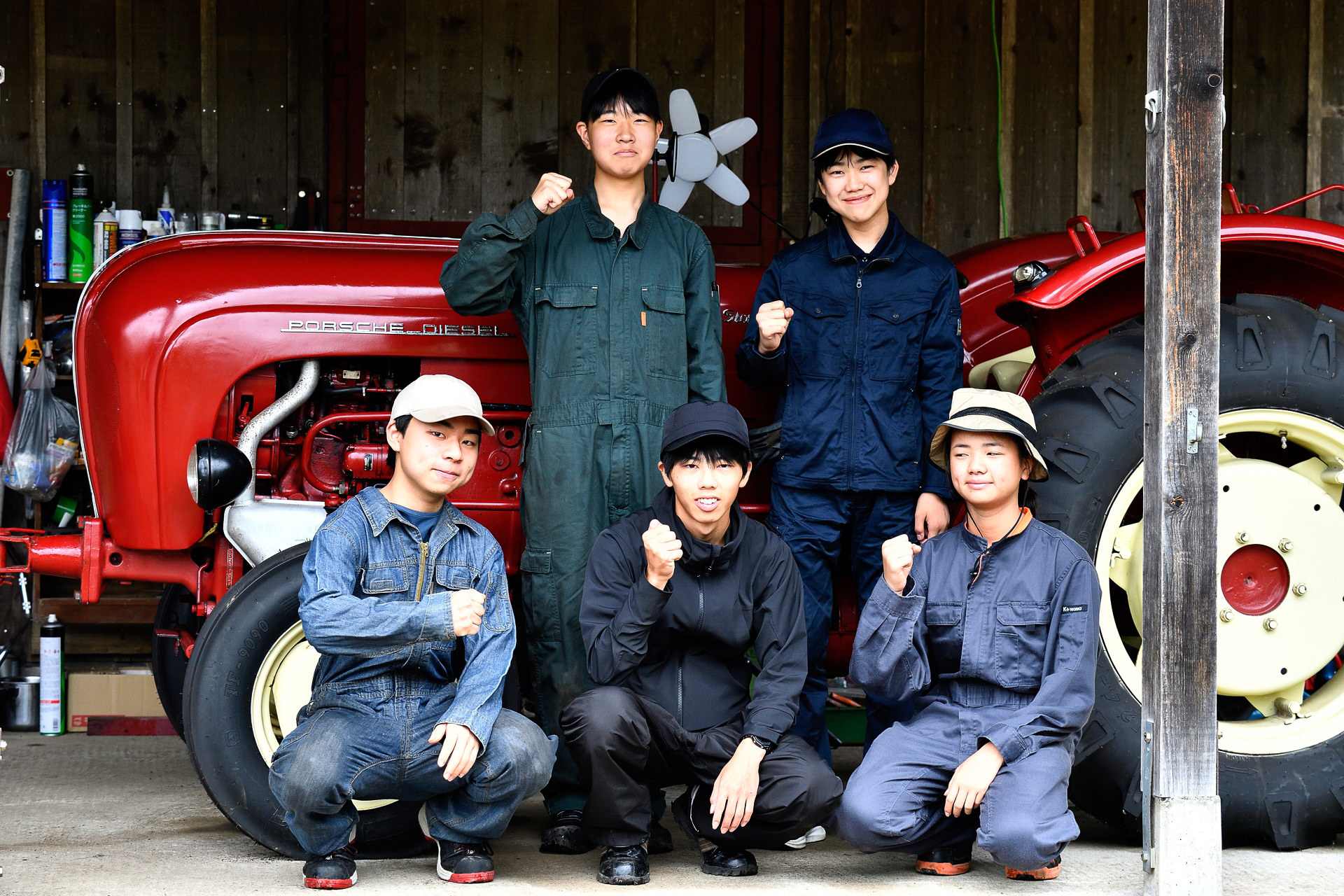 エンジンまわりを担当した子どもたち。手前左から齋藤玲くん、小山隼汰くん、髙橋燈矢くん。奥左から本庄陽翔くん、山本悠人くん