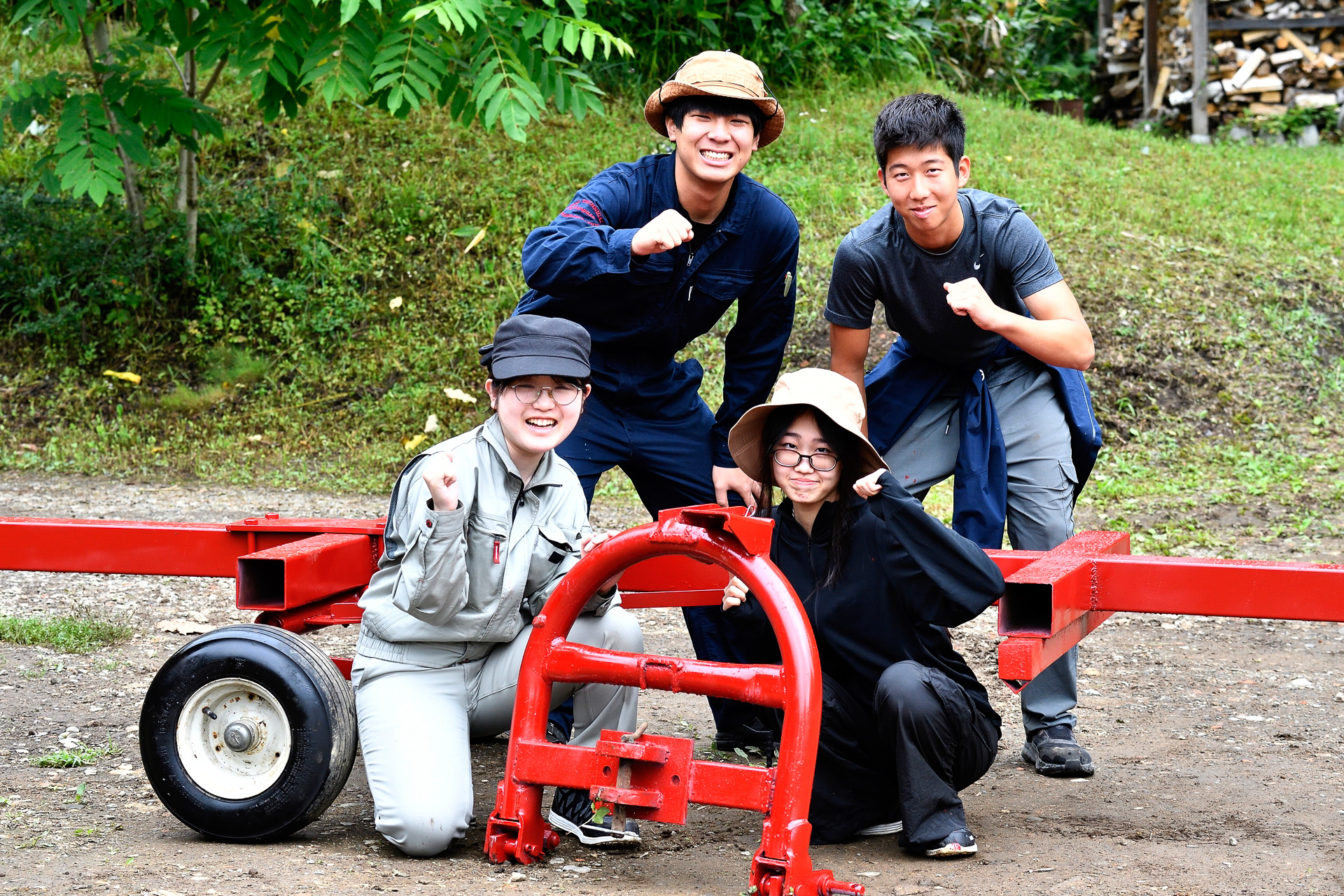 トレーラー製作を担当した子どもたち。手前左から蒲原詩織さん、小林莉奈さん。奥左から河瀬柚輝くん、水野太智くん