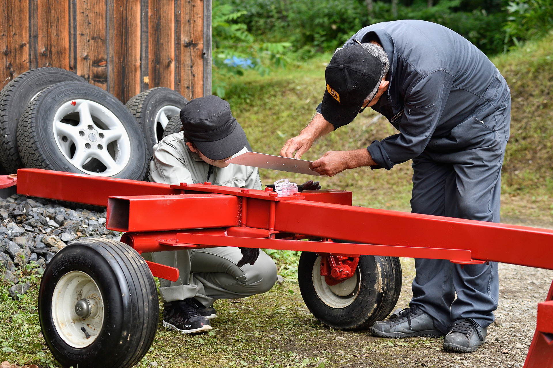 放置されていた廃材を組み合わせてトレーラーを製作。溶接作業は初めての子たちばかりだったが、安全に作業が進む