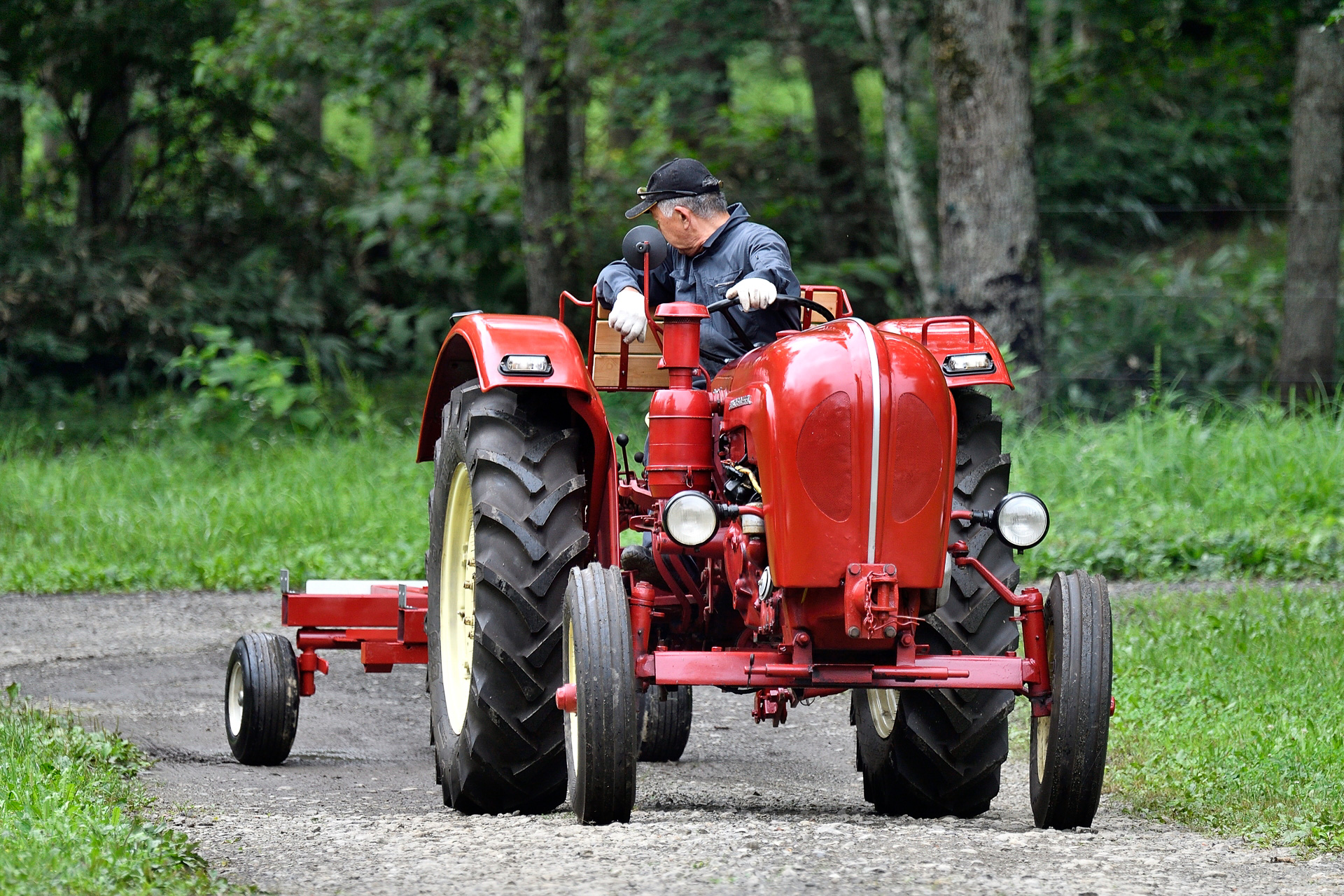 トラクターとトレーラーの作業が完了し、問題なく動くか、またトレーラーの溶接に問題ないかチェック走行